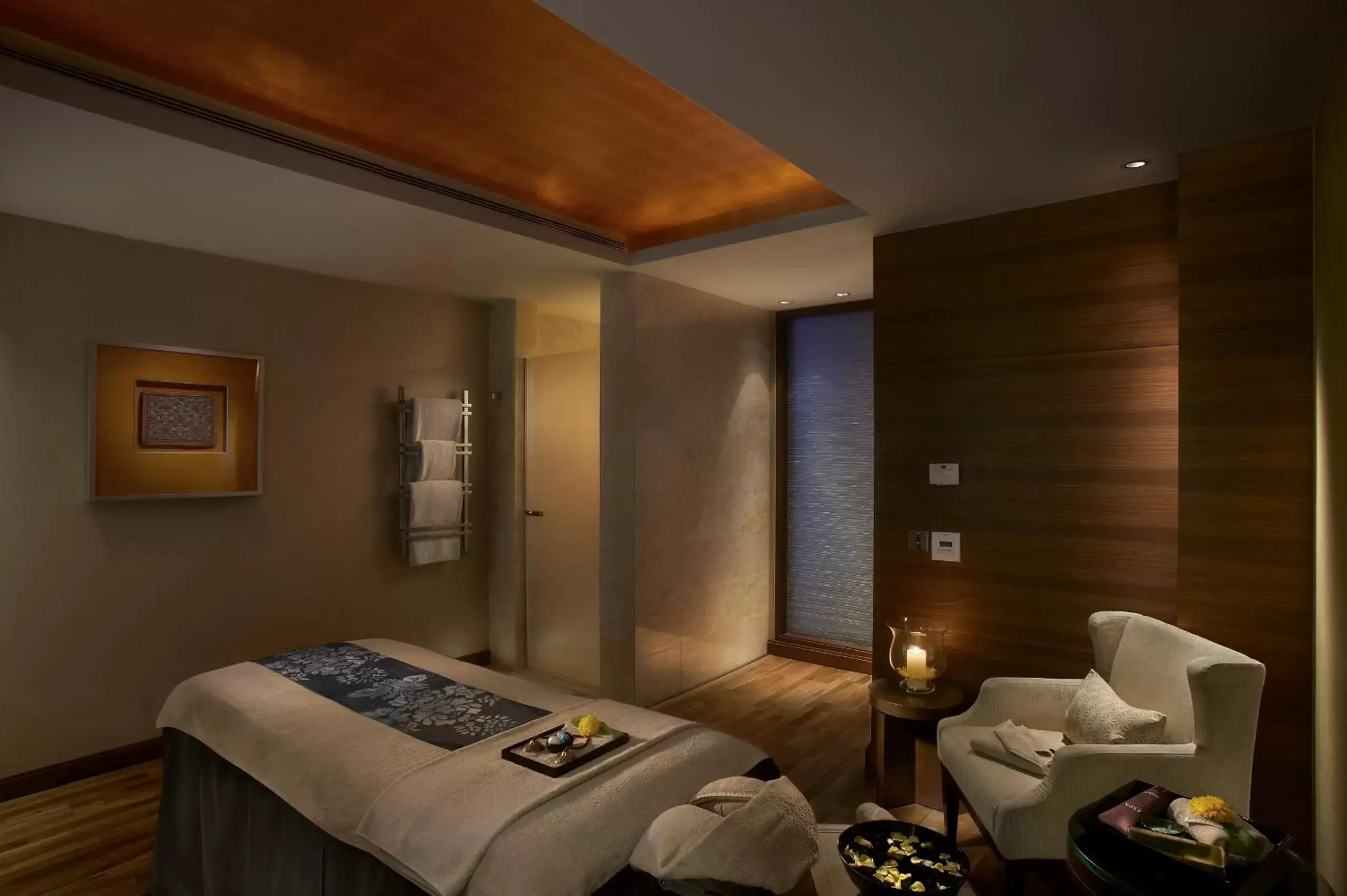 Spa and wellness centre/facilities, Bed in The Leela Mumbai