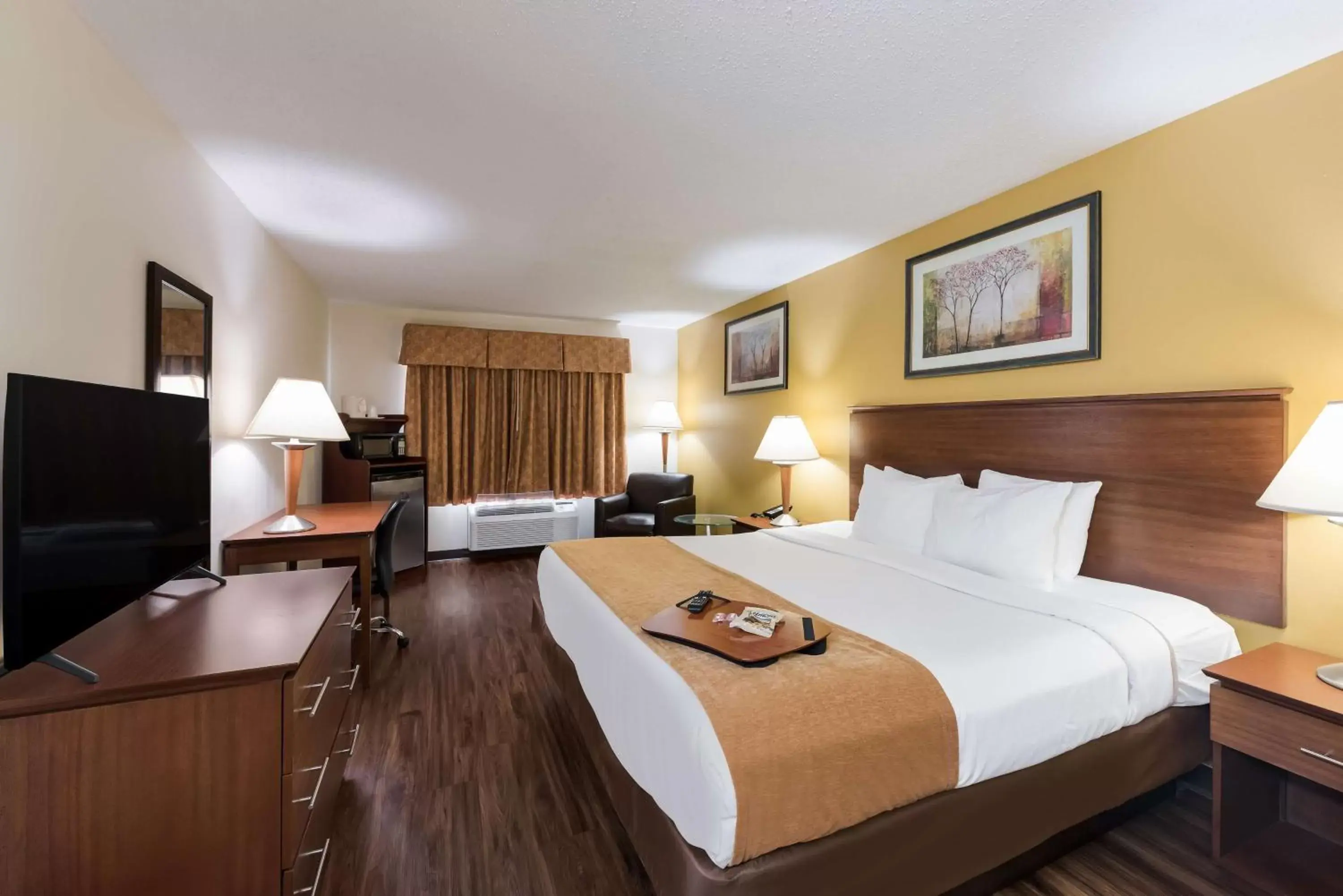 Bedroom, Bed in Best Western Lakewood Inn