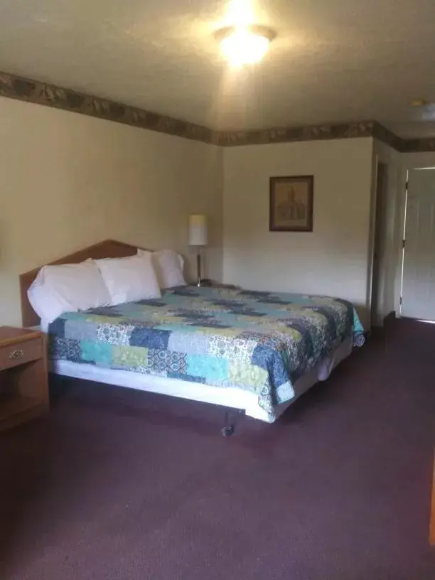 Bed in Whispering Creek Lodging & RV Resort