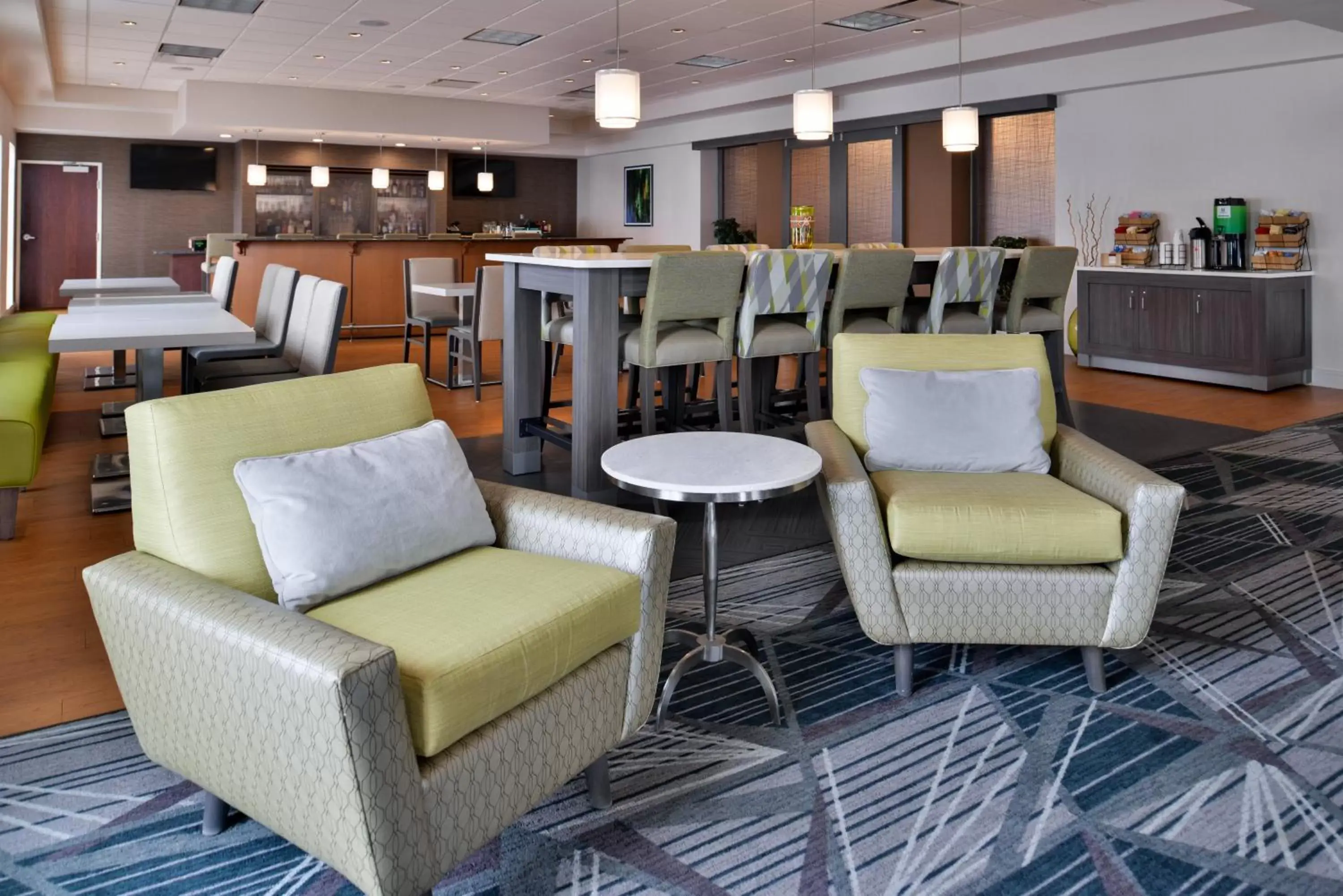 Lobby or reception, Lounge/Bar in Holiday Inn Hotel & Suites Rochester - Marketplace, an IHG Hotel