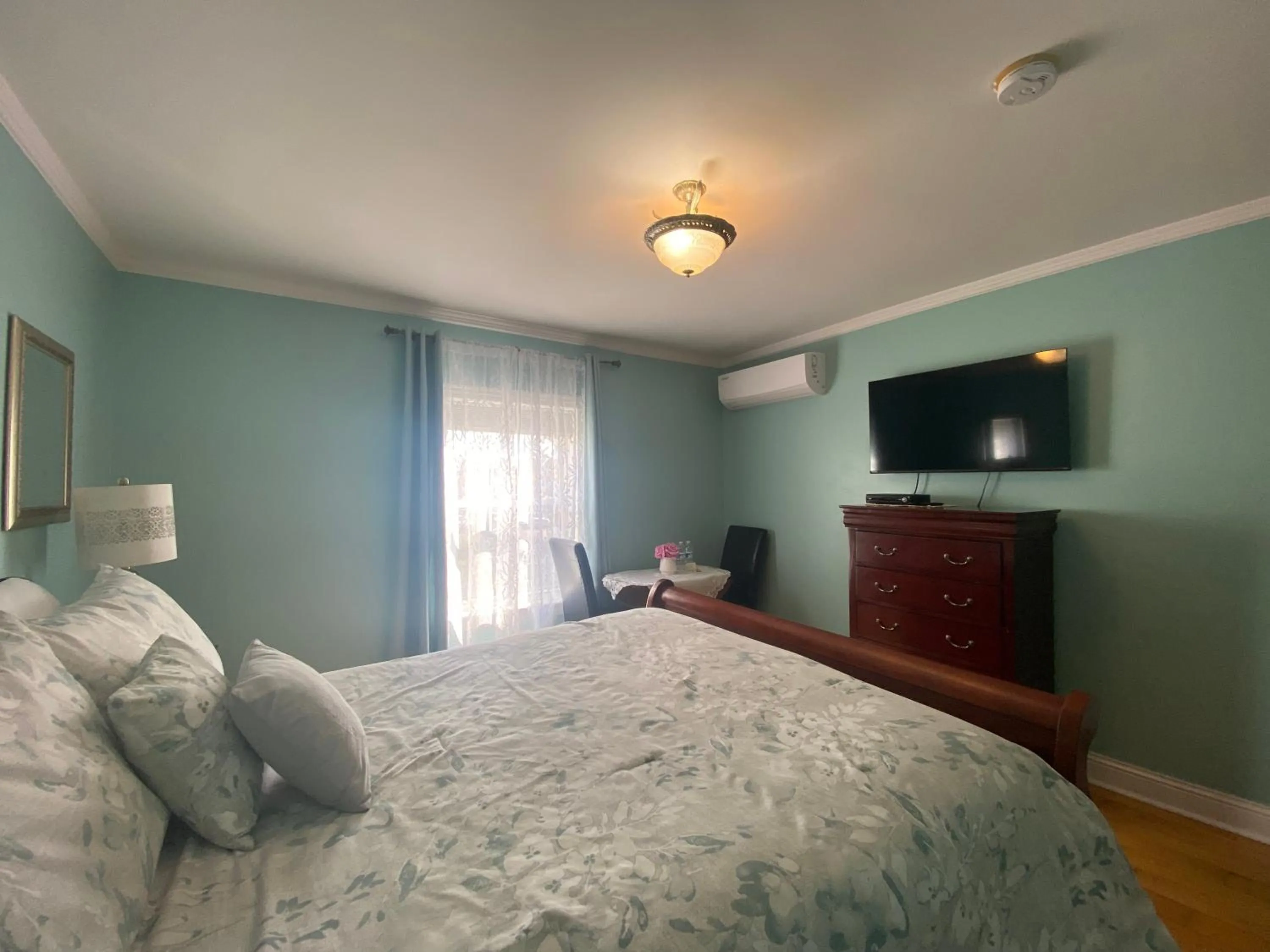 Bed in Inn on the Harbour