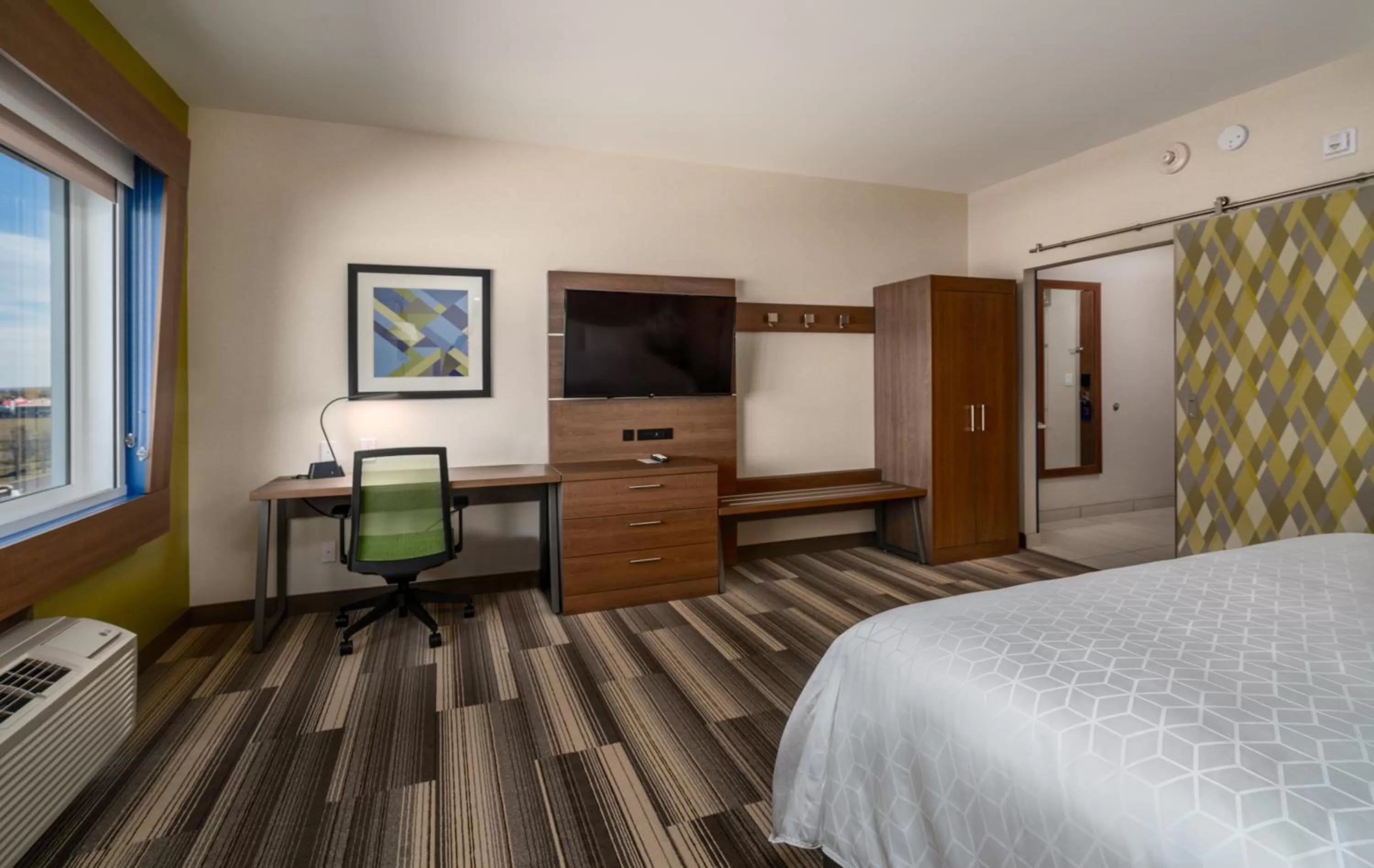 Photo of the whole room, Bed in Holiday Inn Express & Suites - Brandon by IHG