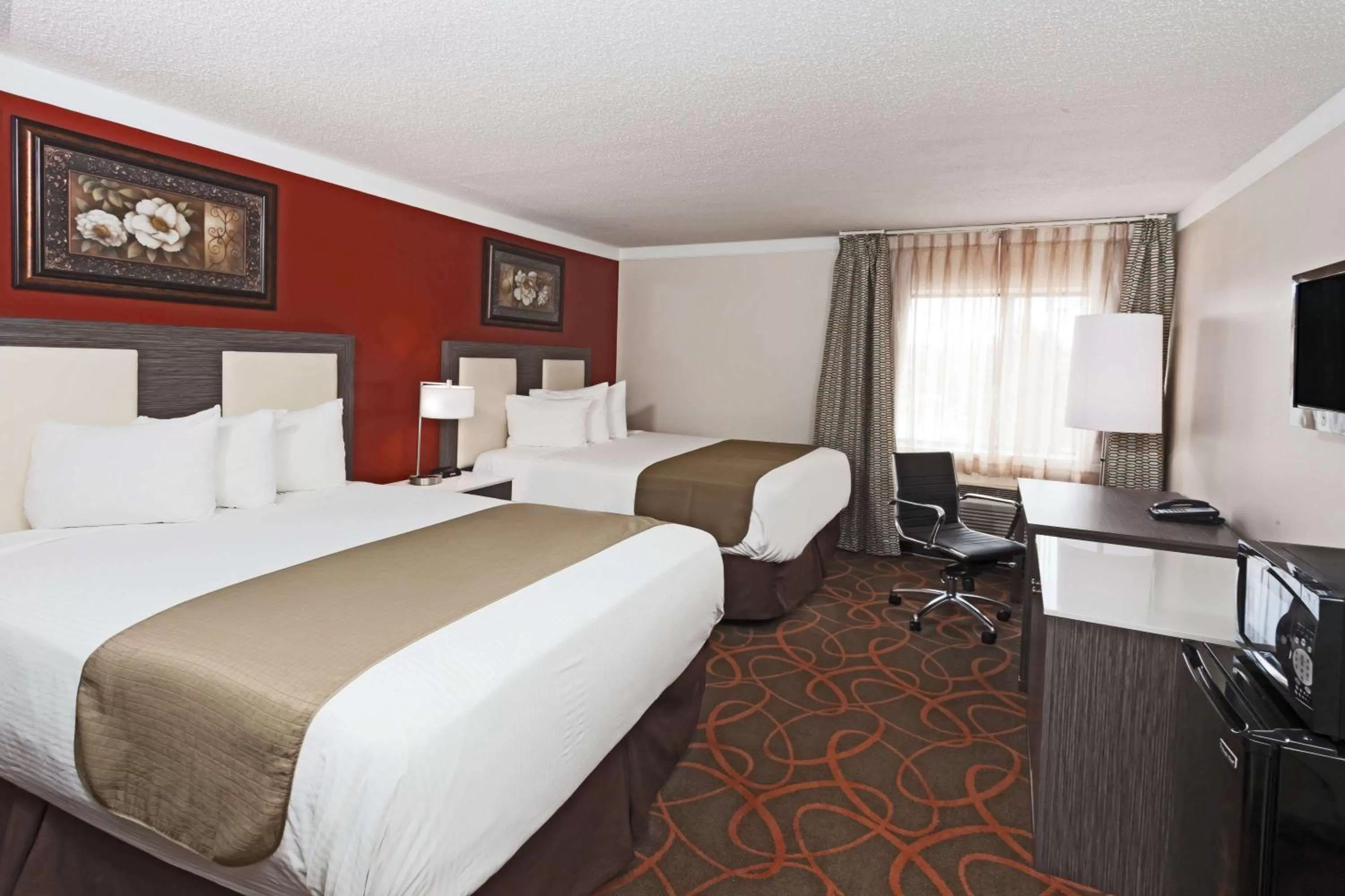 Photo of the whole room, Bed in Baymont by Wyndham Chicago/Alsip