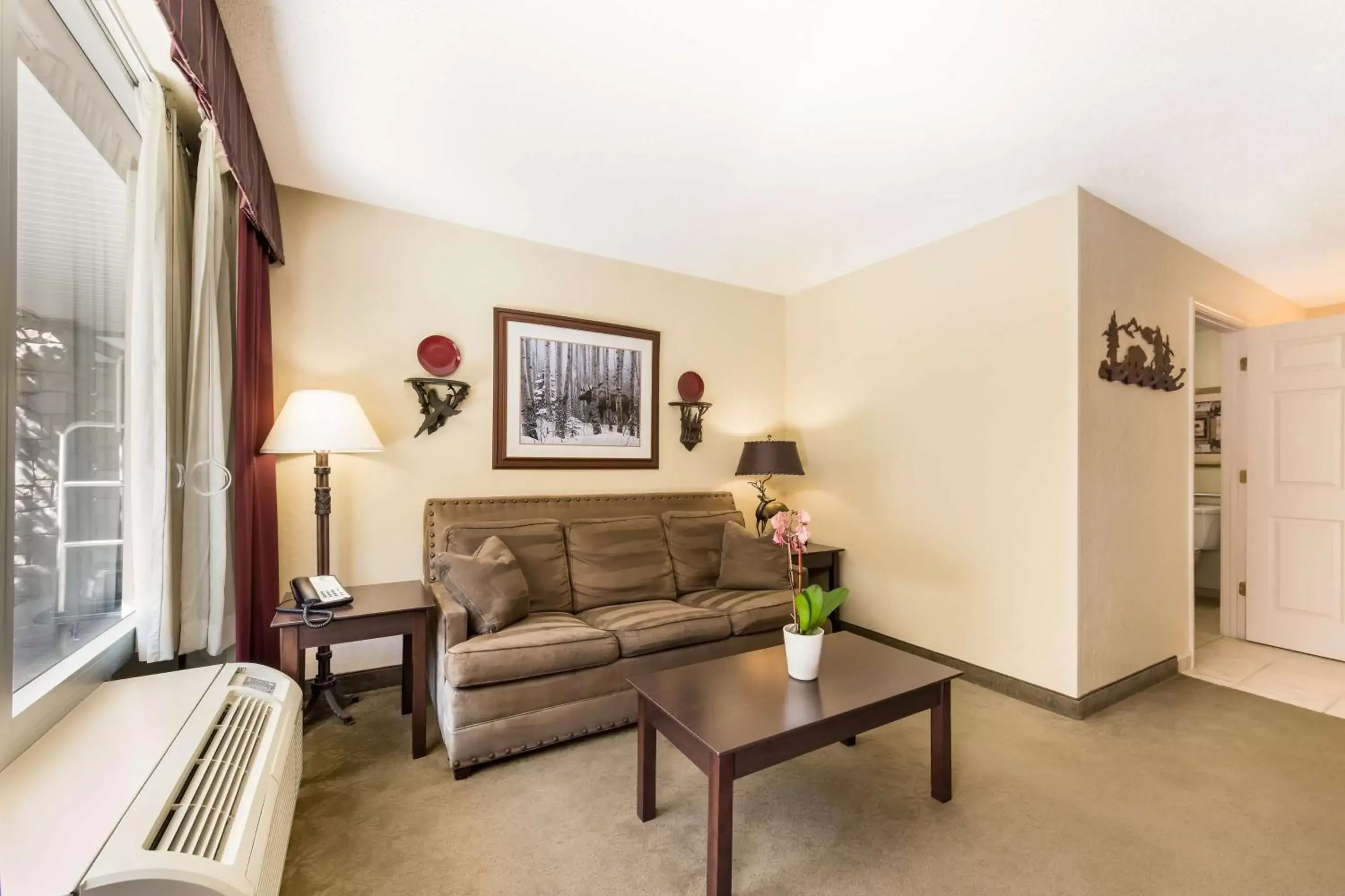 Bedroom, Seating Area in Best Western Mountain Lodge At Banner Elk