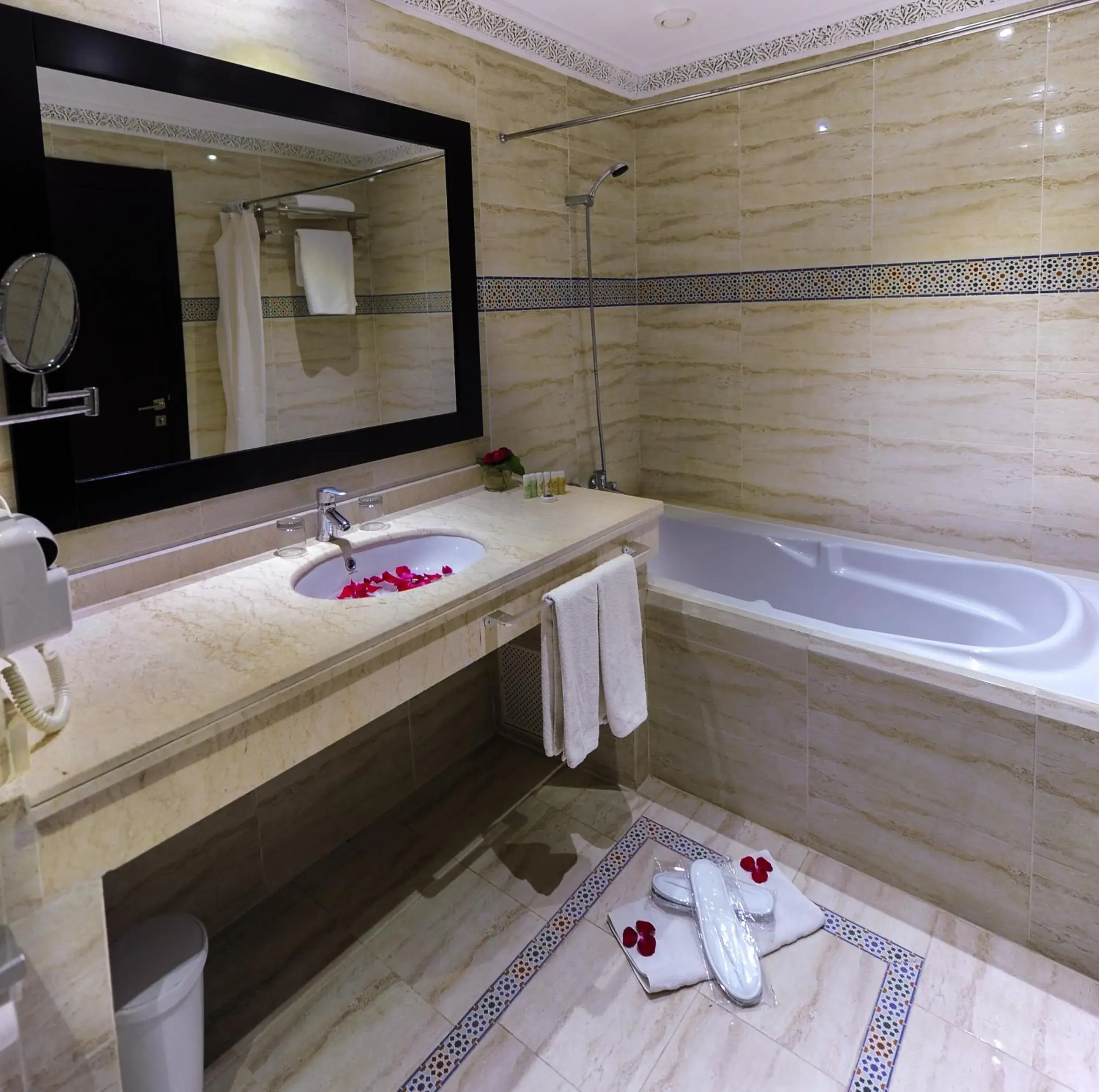 Bathroom in Hotel Riad Ennakhil & SPA
