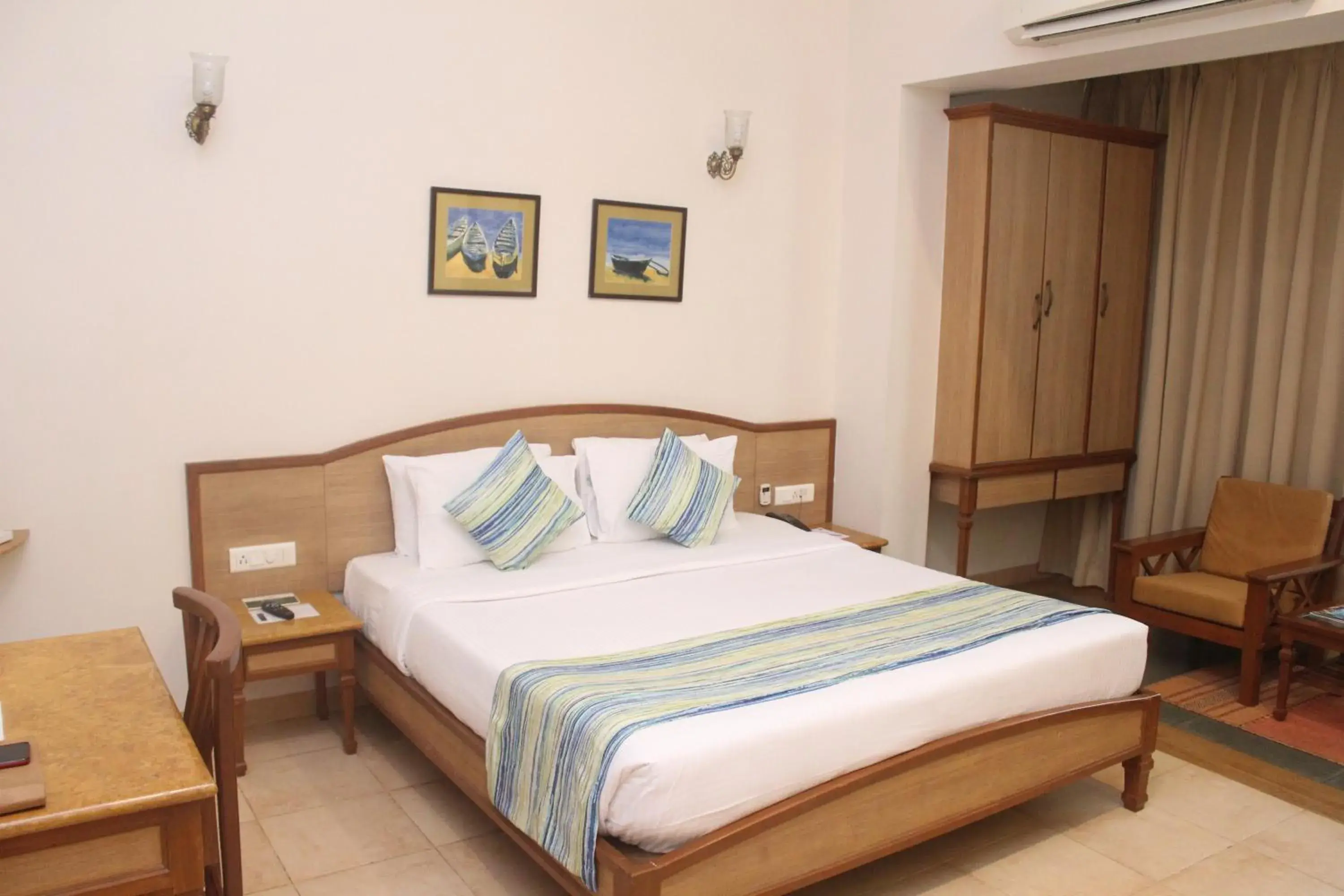 Photo of the whole room, Bed in Quality Inn Ocean Palms Goa