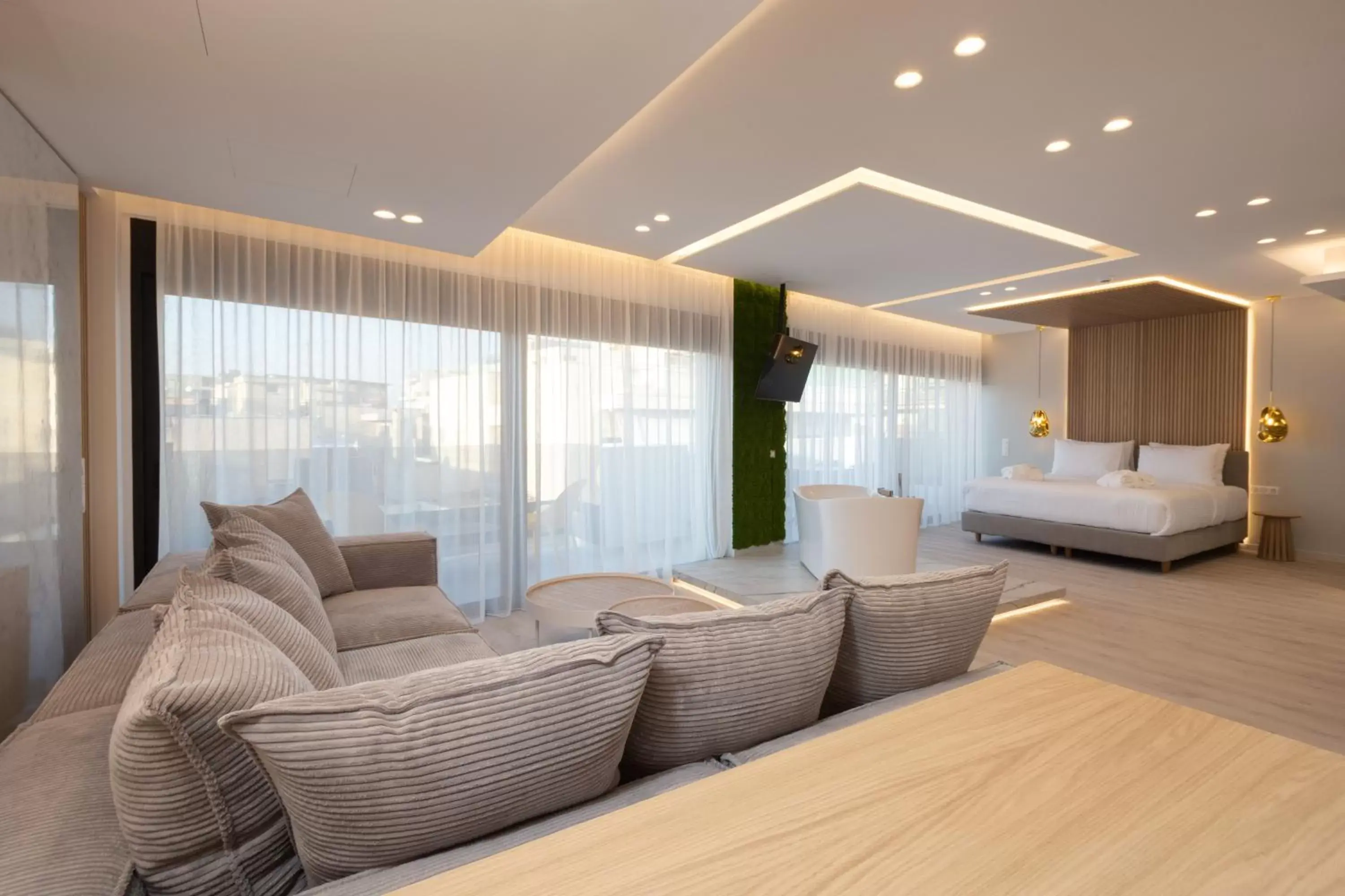 Bed, Seating Area in LUX&EASY Acropolis Suites