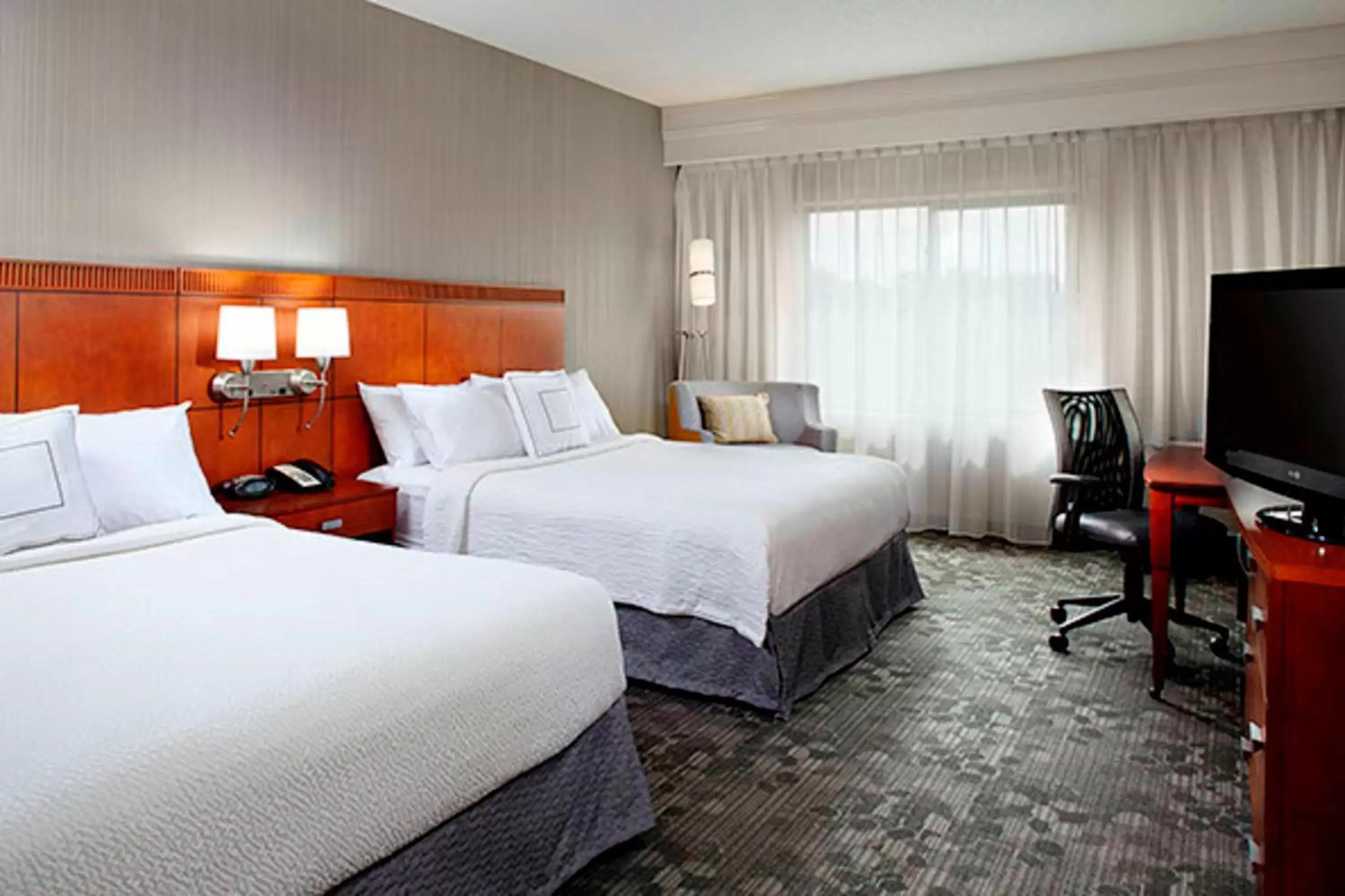 Bed in Courtyard by Marriott Akron Stow