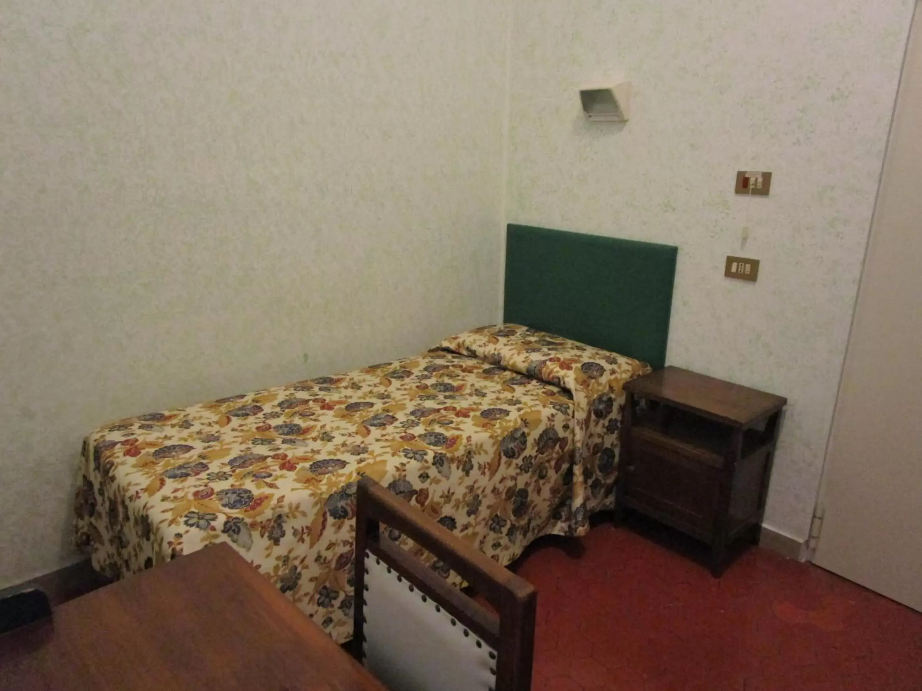 Photo of the whole room, Bed in Casa S. Giuseppe di Cluny