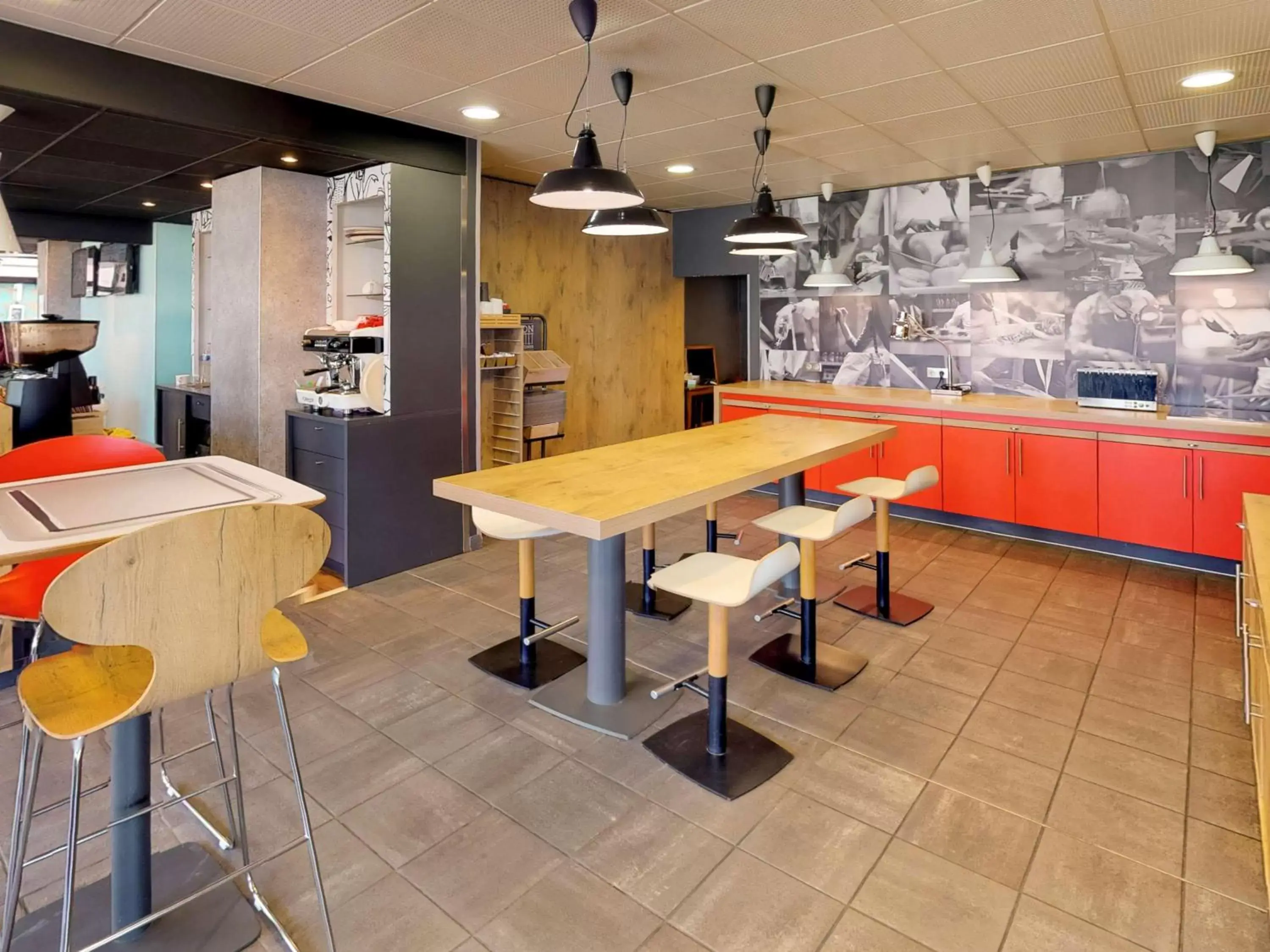 Lounge or bar, Restaurant/Places to Eat in ibis Thonon Centre