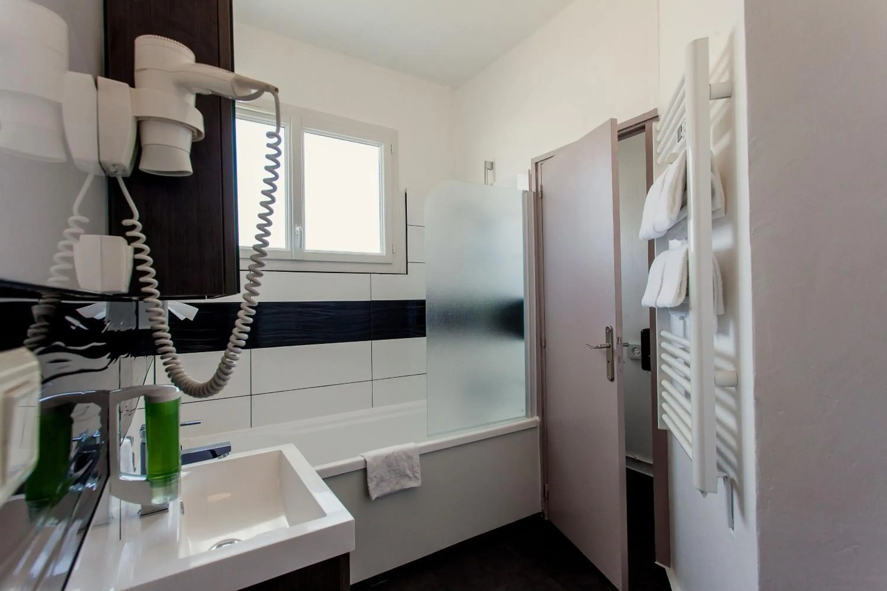 Bathroom in The Originals City, Hotel de l'Europe, Saint-Nazaire