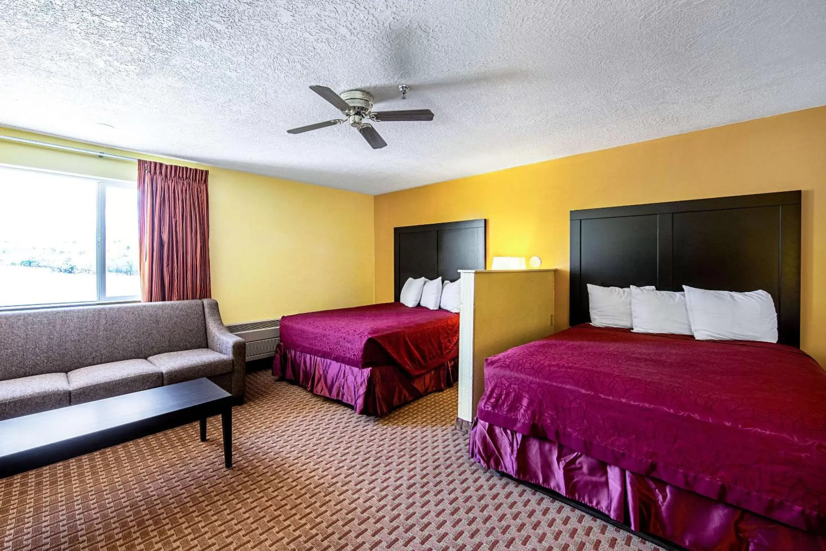 Photo of the whole room, Bed in Rodeway Inn & Suites Monticello