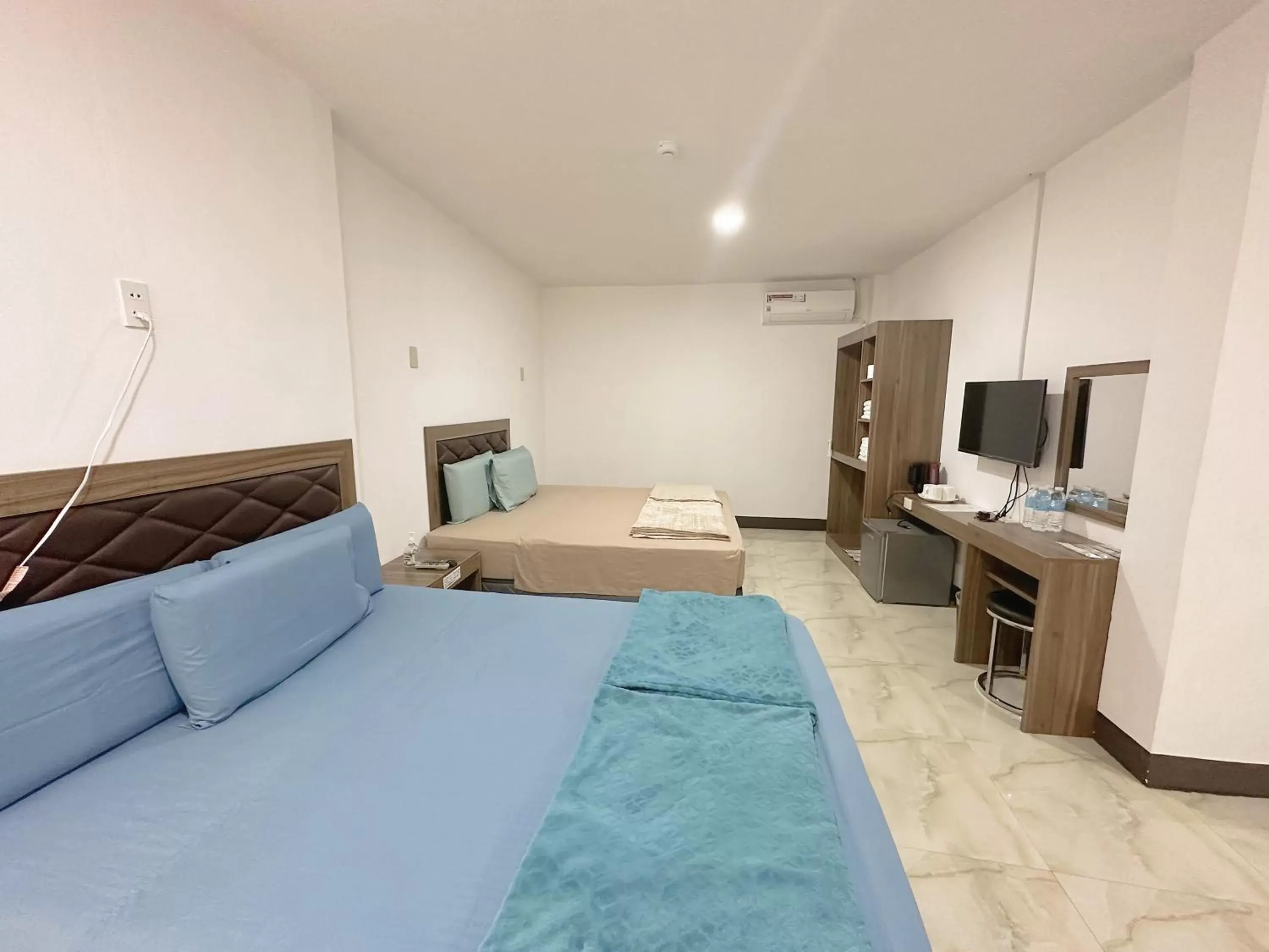 Property building, Bed in MGH Alona Resort Property building, Bed in MGH Alona Resort