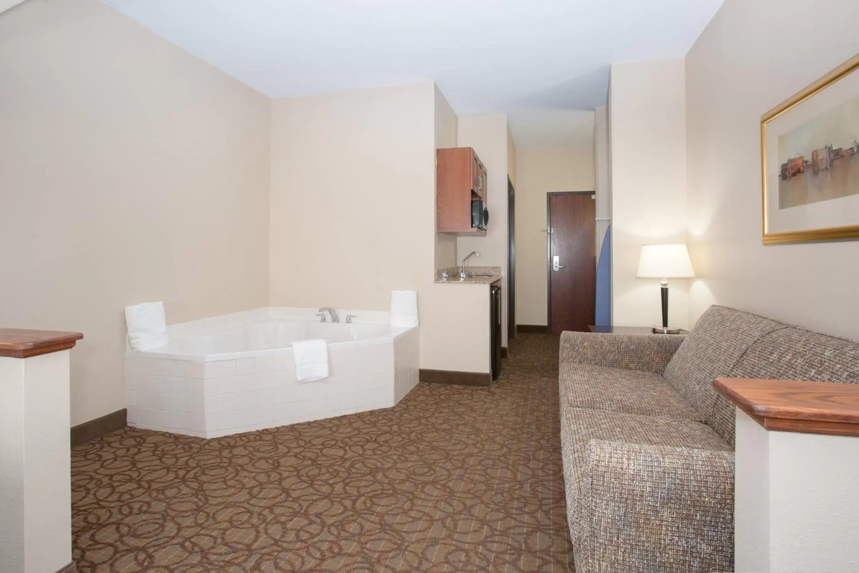 Photo of the whole room, Bathroom in Holiday Inn Express Hotel & Suites Concordia US 81, an IHG Hotel