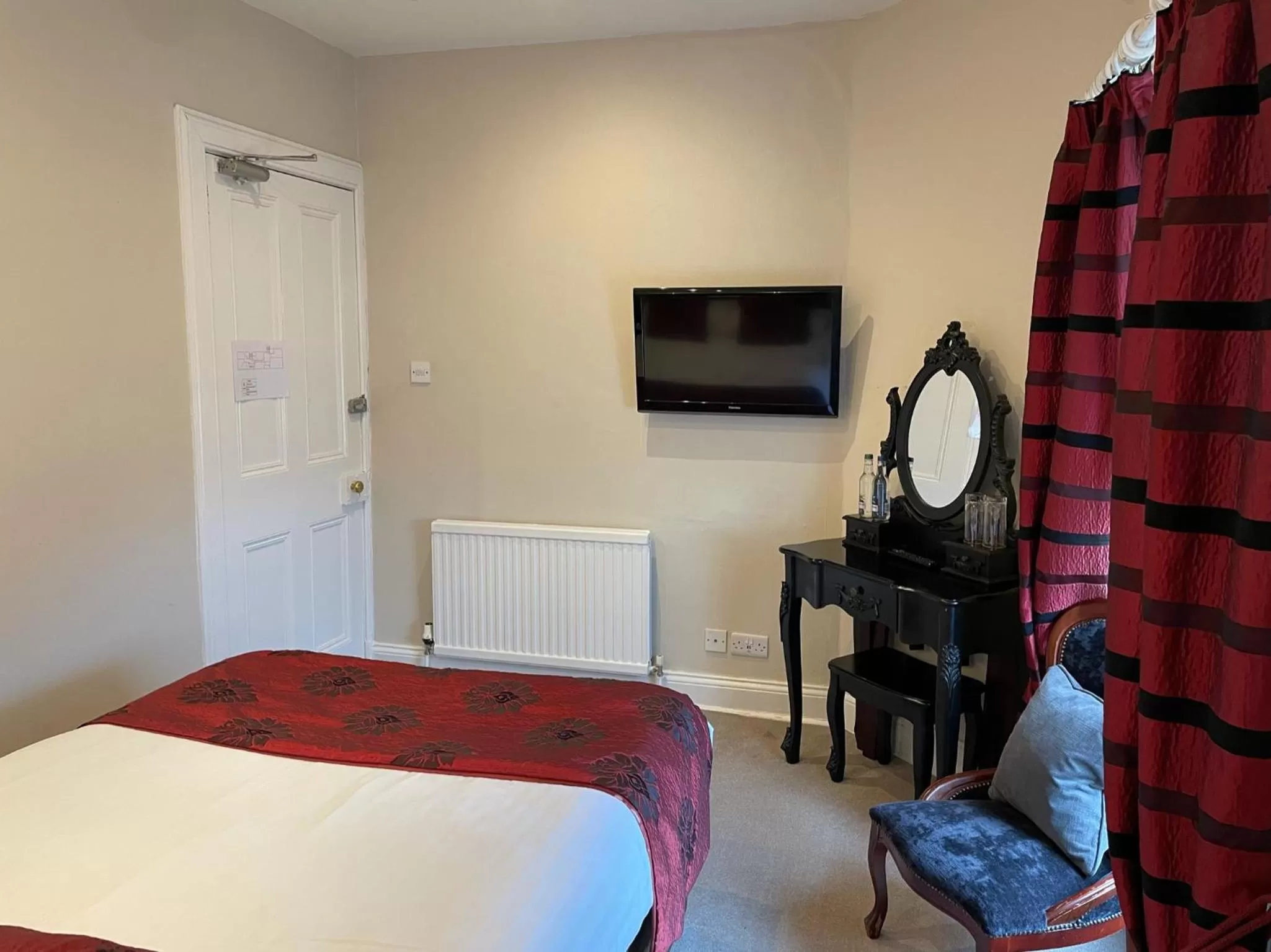 Bed in The Original Rosslyn Inn