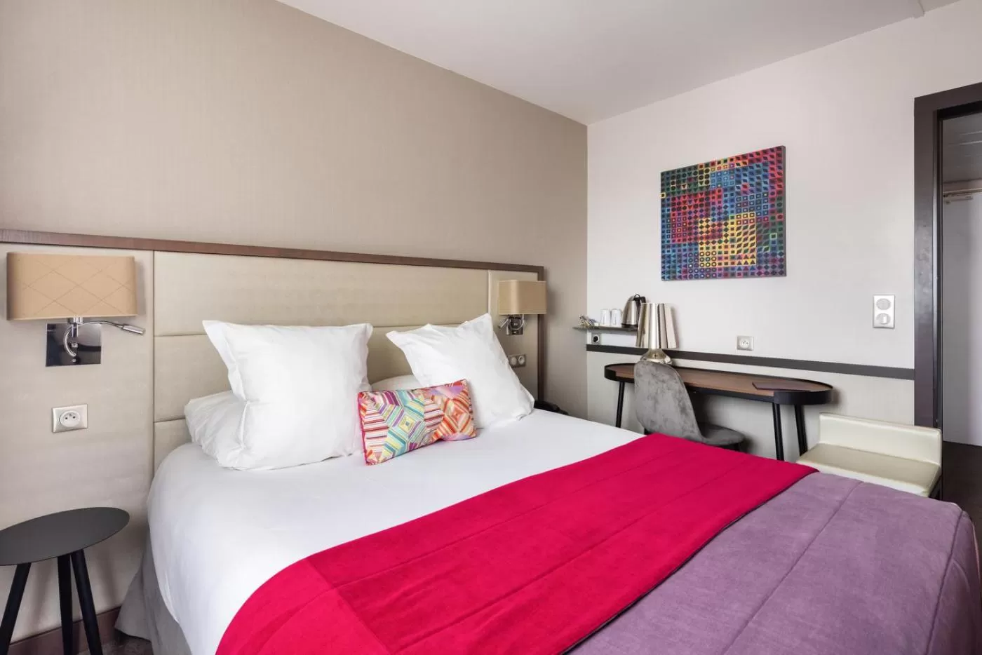 Bed in Hôtel Paris Neuilly