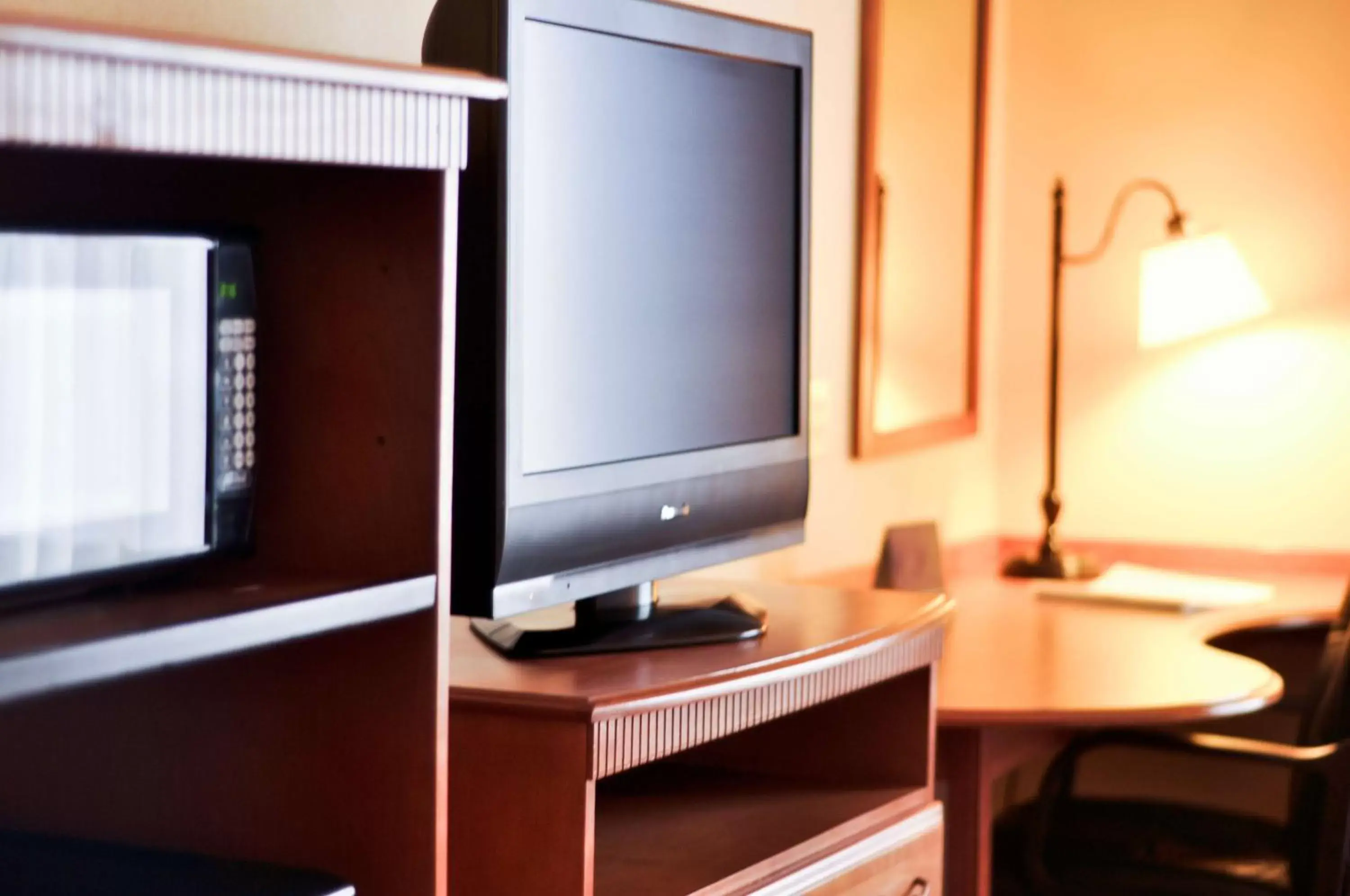 Bed, TV/Entertainment Center in Hampton Inn & Suites Louisville East