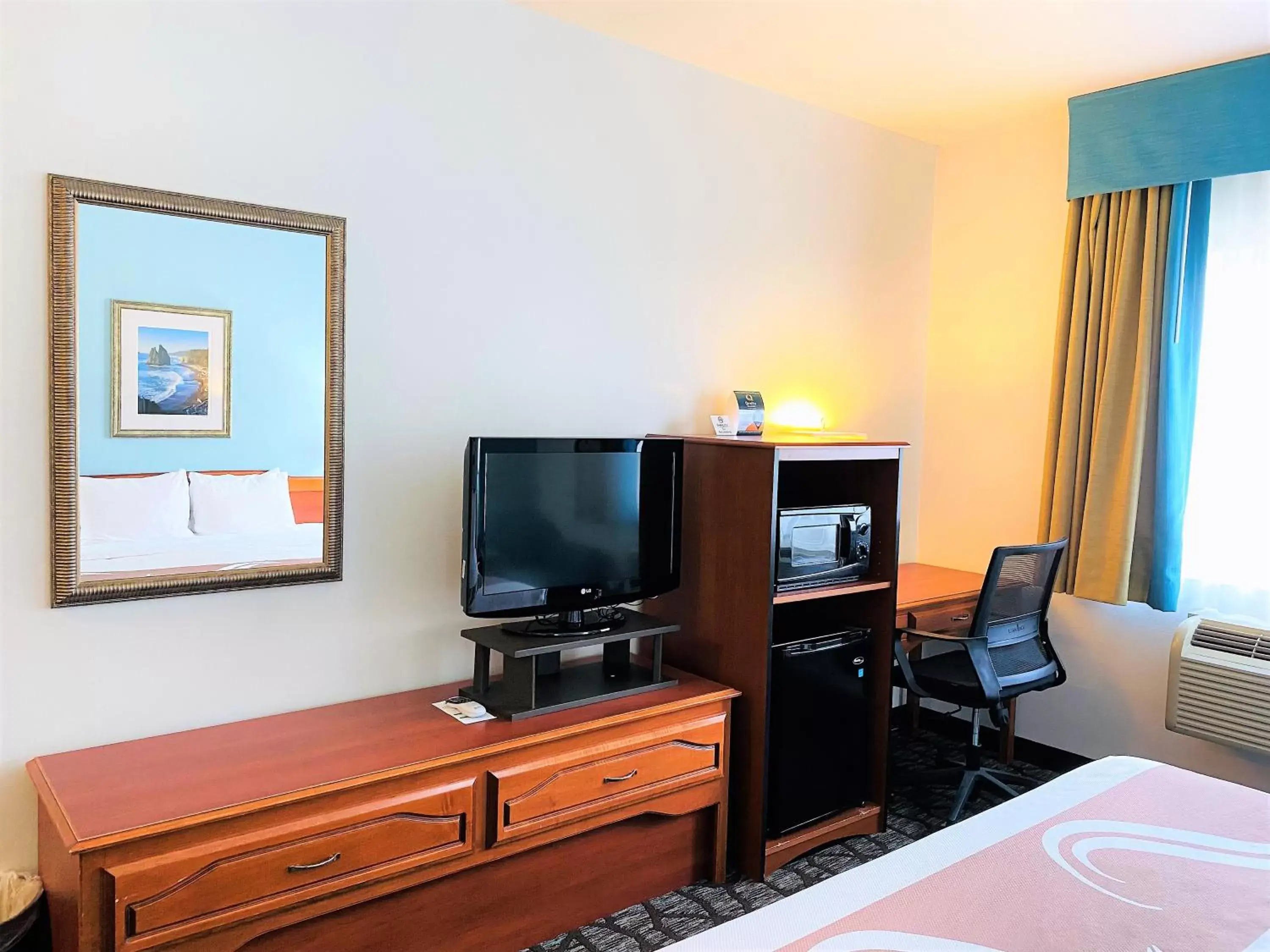 Bedroom, TV/Entertainment Center in Quality Inn & Suites Sequim at Olympic National Park