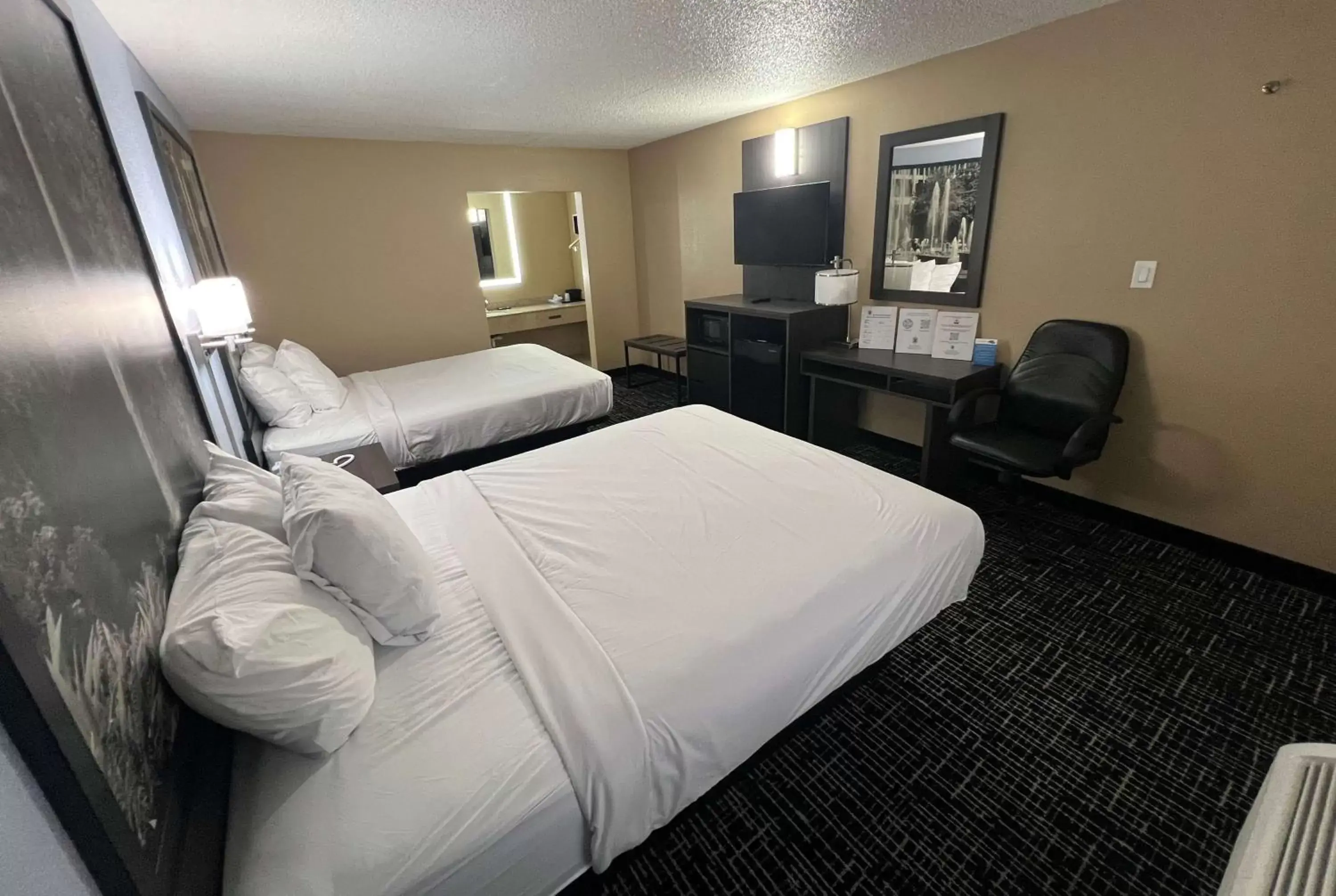 Photo of the whole room, Bed in Super 8 by Wyndham Paducah I-24 Exit 4