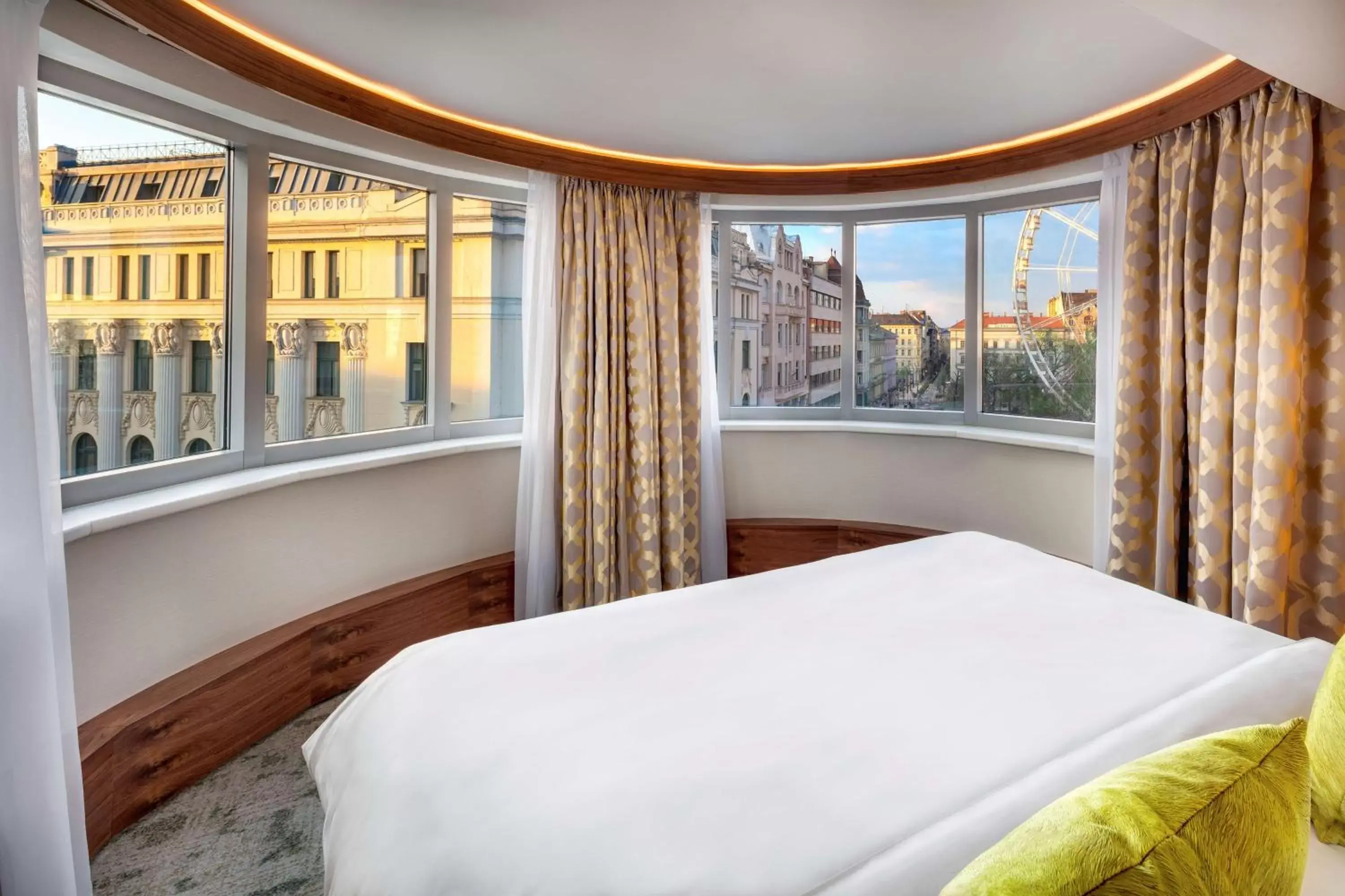View (from property/room), Bed in Kempinski Hotel Corvinus Budapest