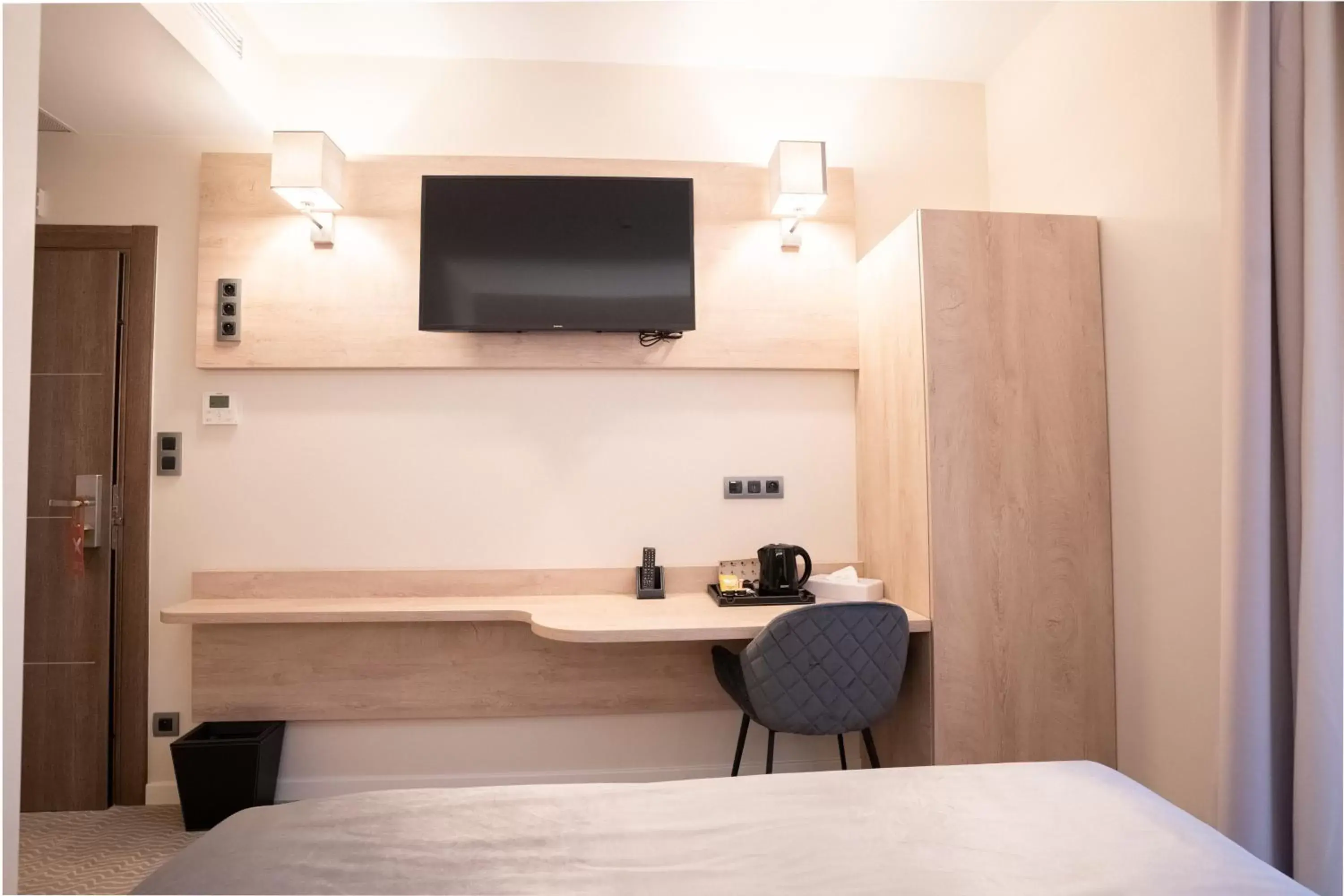 TV and multimedia, Bed in Hôtel Concorde TV and multimedia, Bed in Hôtel Concorde