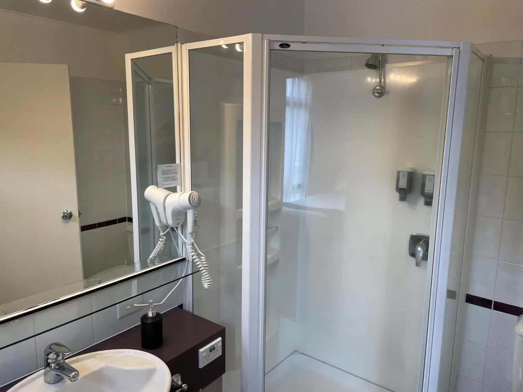 Shower, Bathroom in Academy Motor Inn