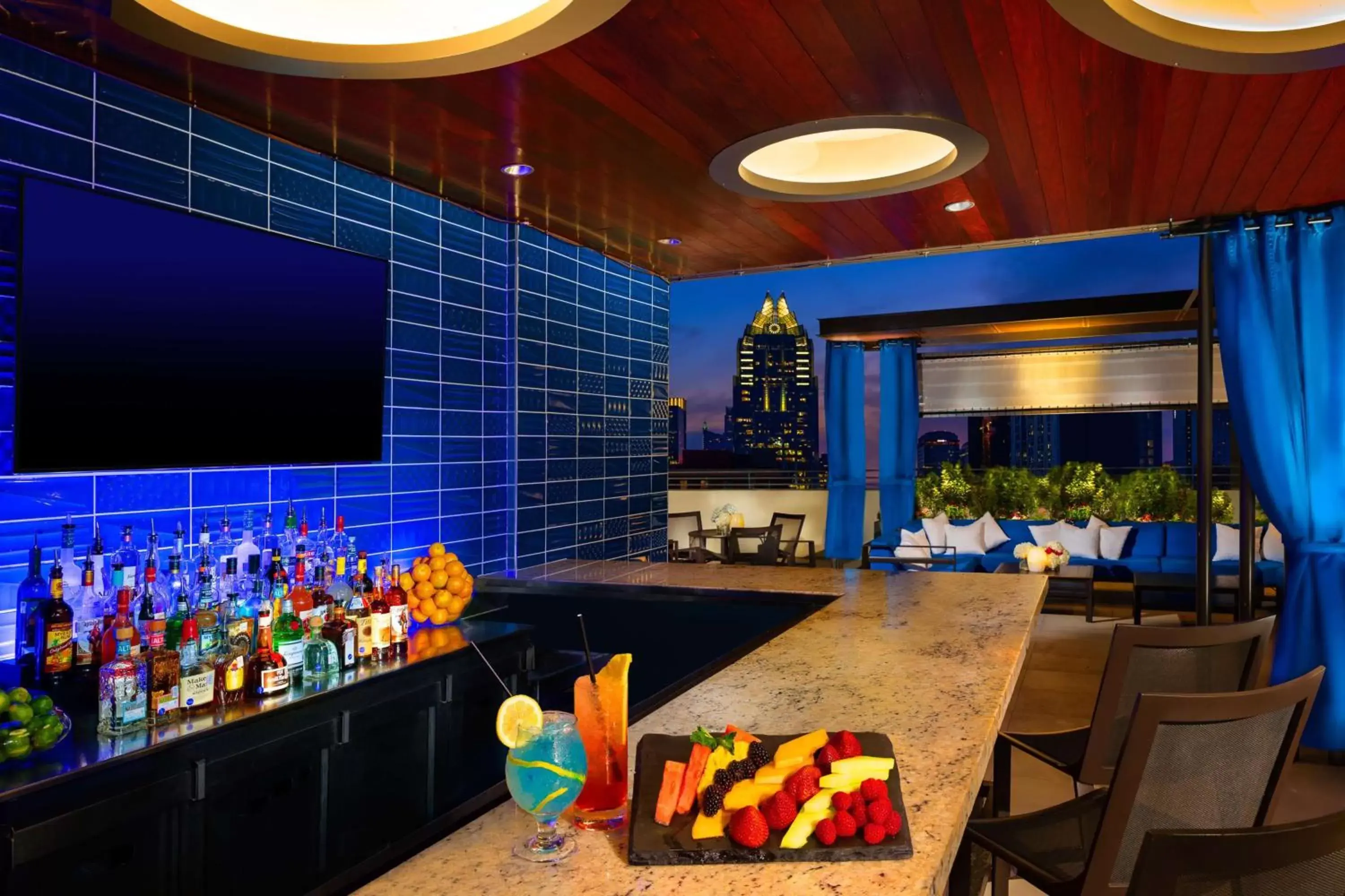 Lounge or bar, TV/Entertainment Center in Hilton Austin