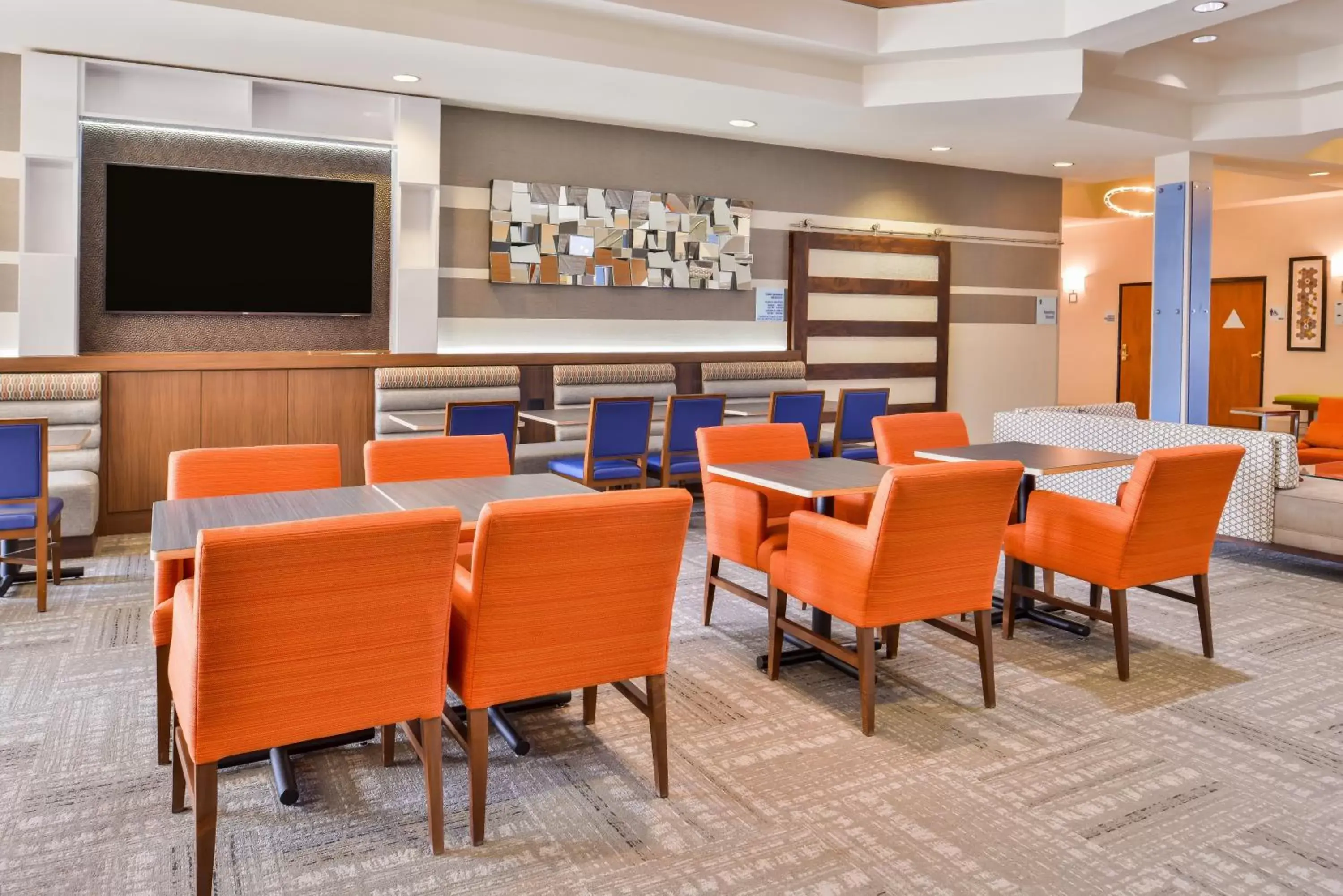 Breakfast, Lounge/Bar in HOLIDAY INN EXPRESS & SUITES ELK GROVE CENTRAL - HWY 99, an IHG Hotel