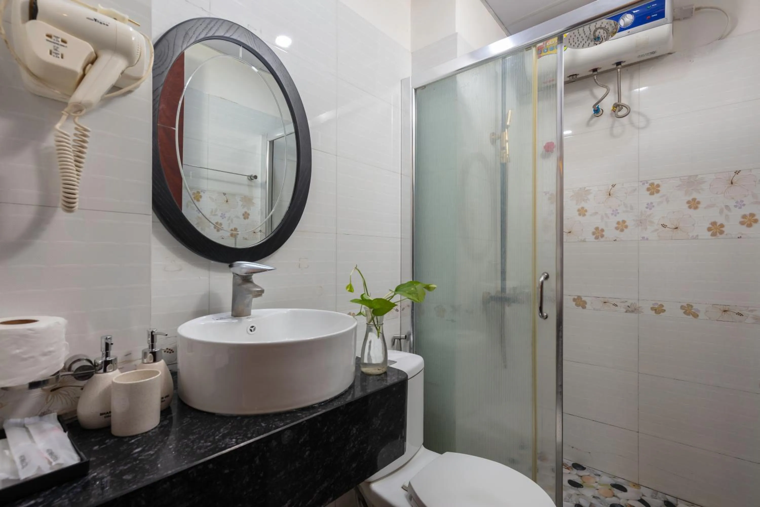 Bathroom in Queen Light Hotel - Ha Noi Old Quater
