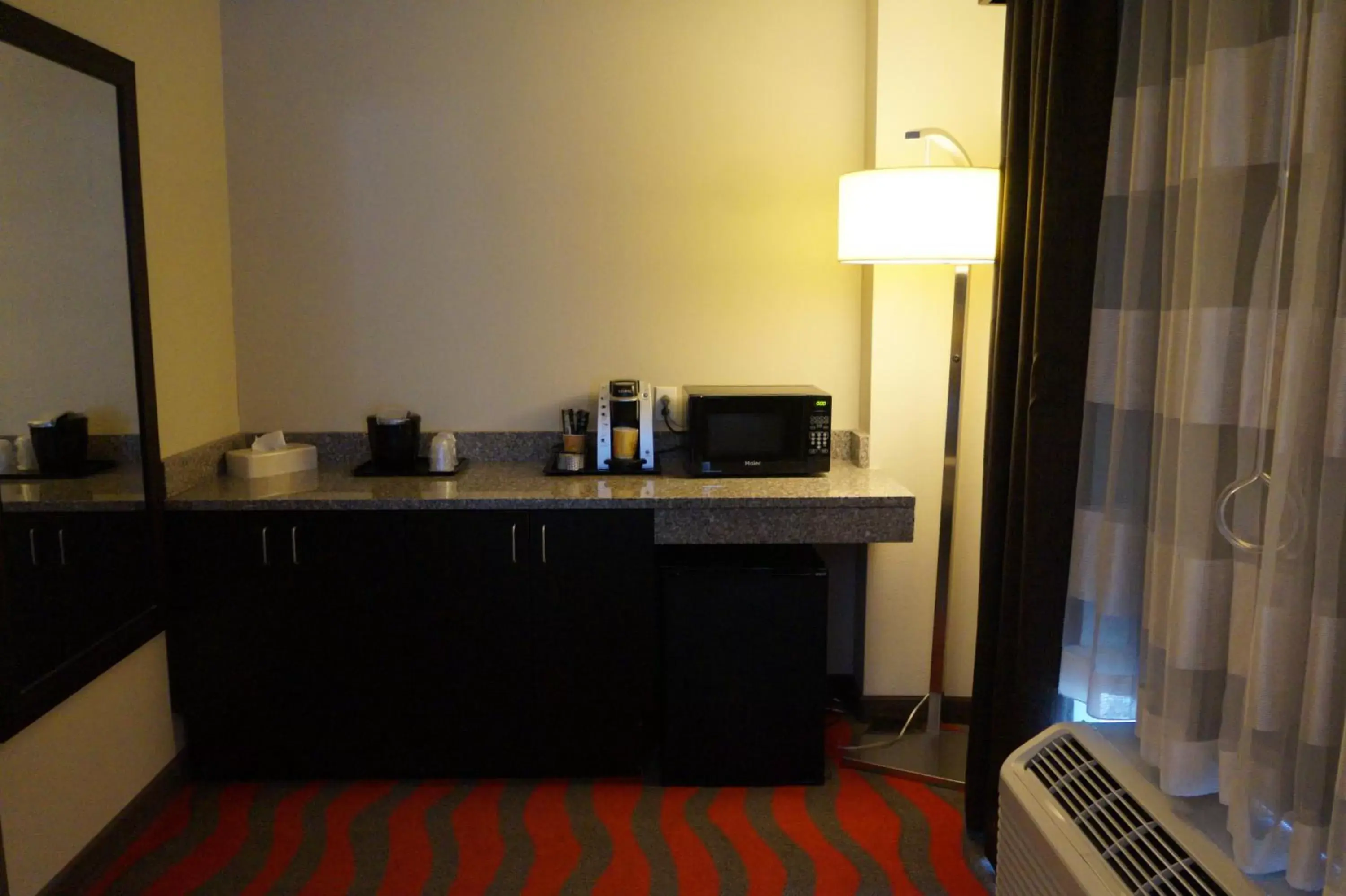 Photo of the whole room, Kitchen/Kitchenette in Holiday Inn Portsmouth Downtown, an IHG Hotel