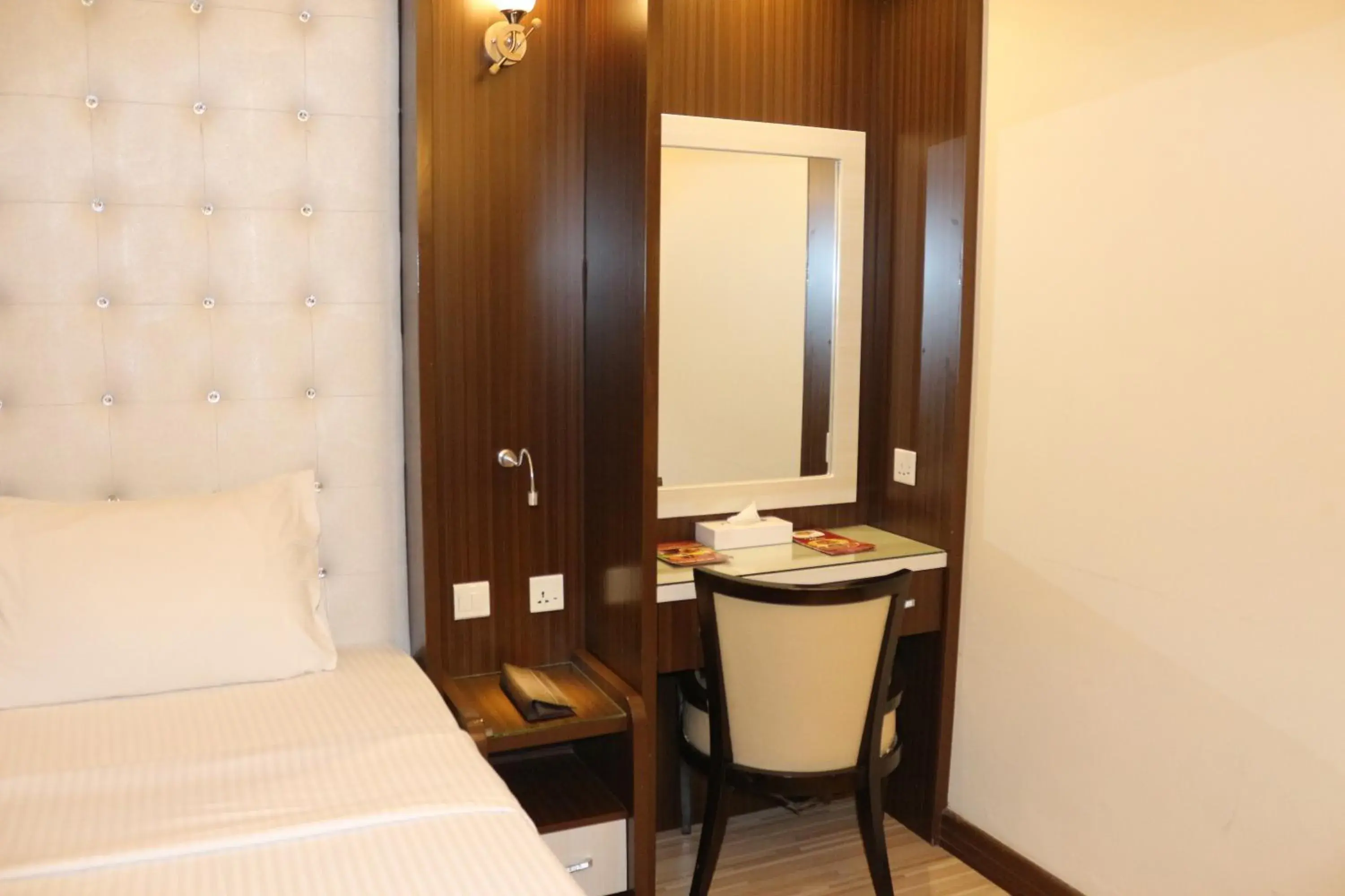 Seating area, Bed in Al Khaleej Grand Hotel
