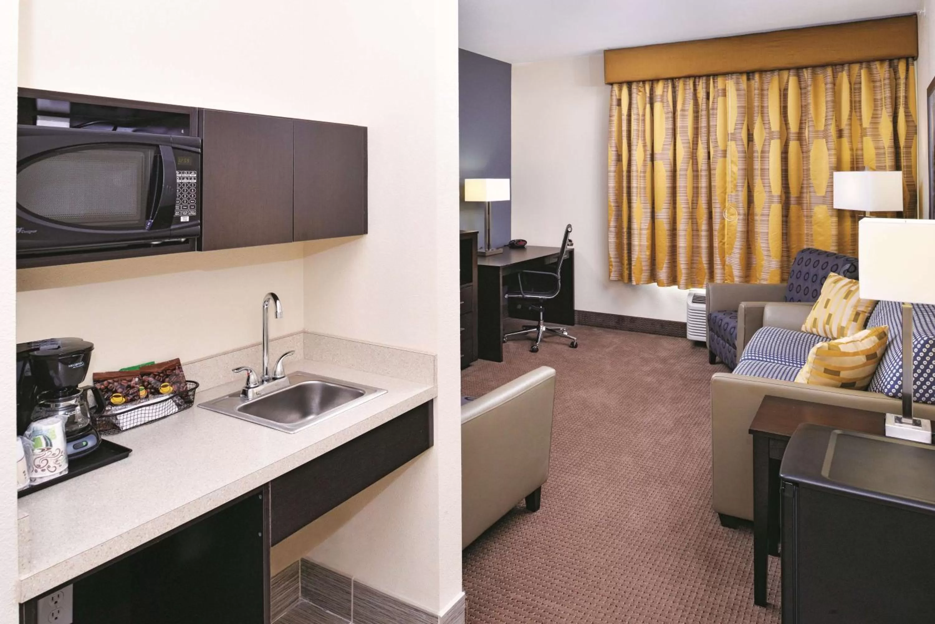 Photo of the whole room in La Quinta by Wyndham Karnes City - Kenedy