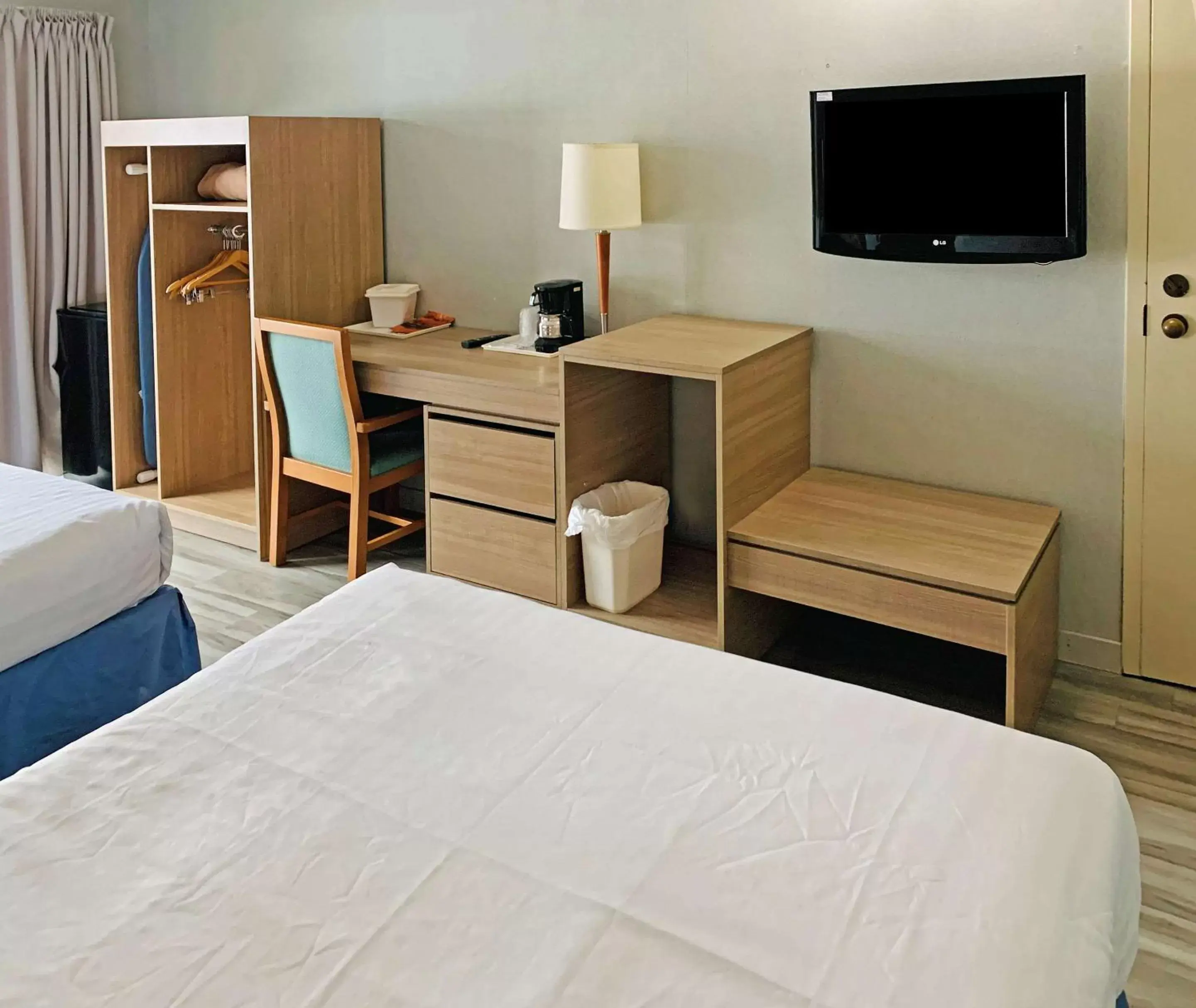 Photo of the whole room, TV/Entertainment Center in Econo Lodge Airport Quebec