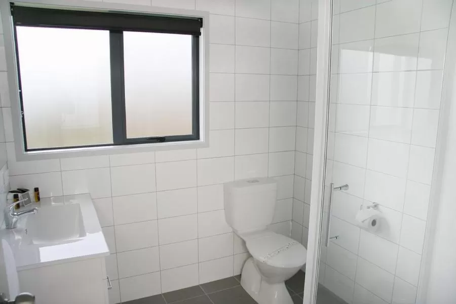 Bathroom in Eastland Pacific Motel