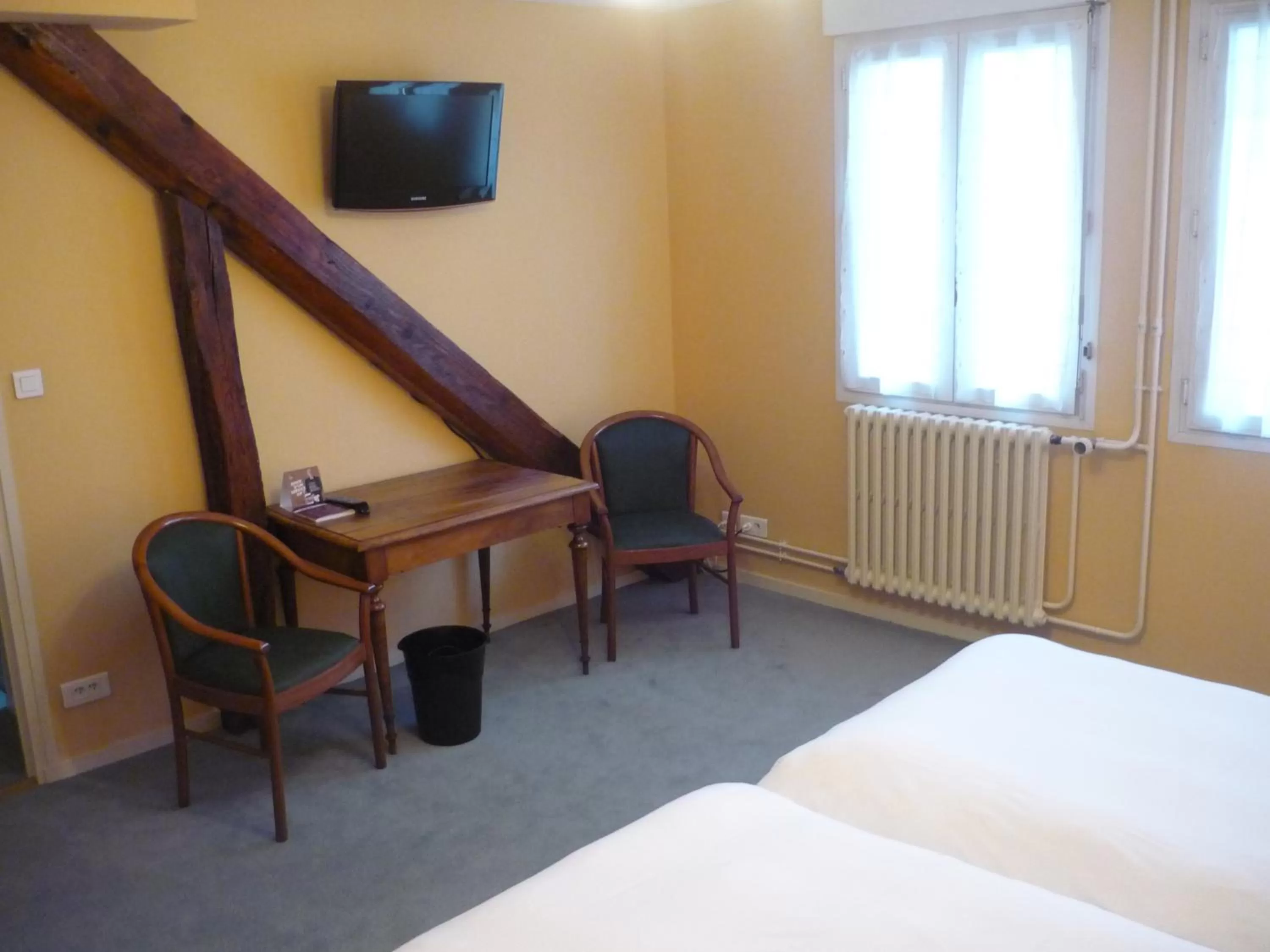 Photo of the whole room, Bed in The Originals Boutique, Hôtel Terminus, Bourg-en-Bresse Gare