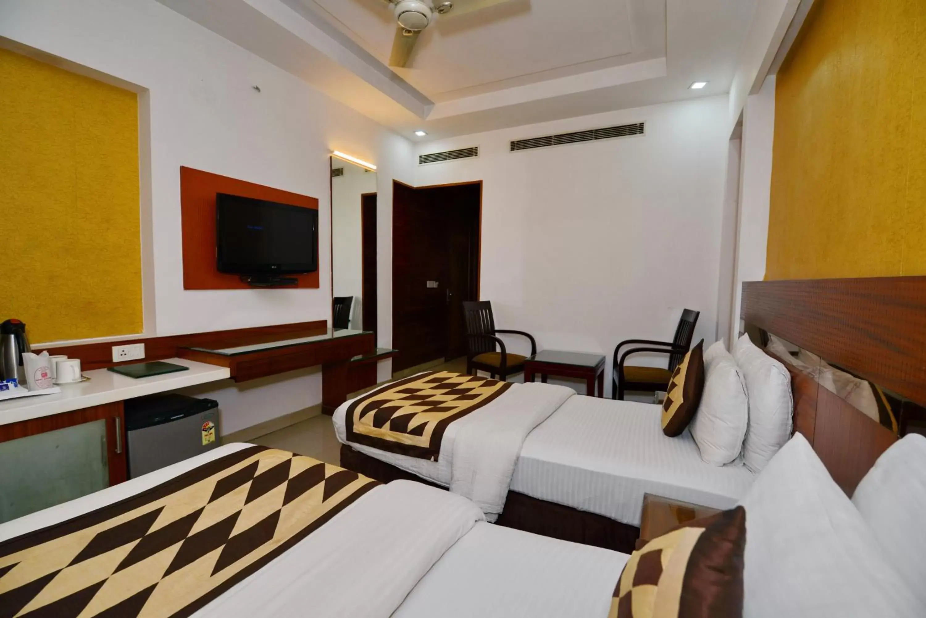 TV and multimedia, Seating Area in Hotel Krishna - By RCG Hotels