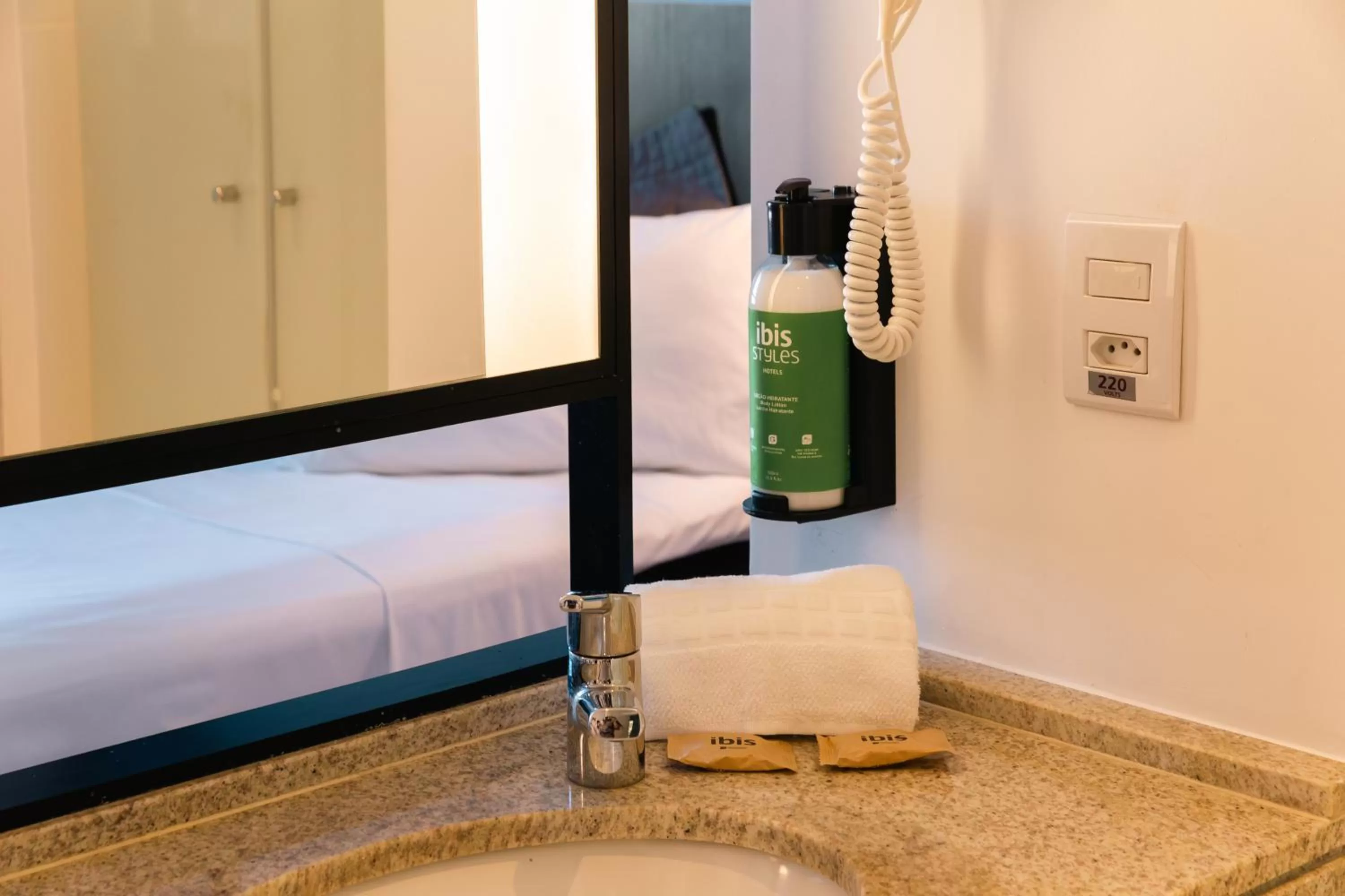 Bathroom, Bed in ibis Styles Goiania Marista