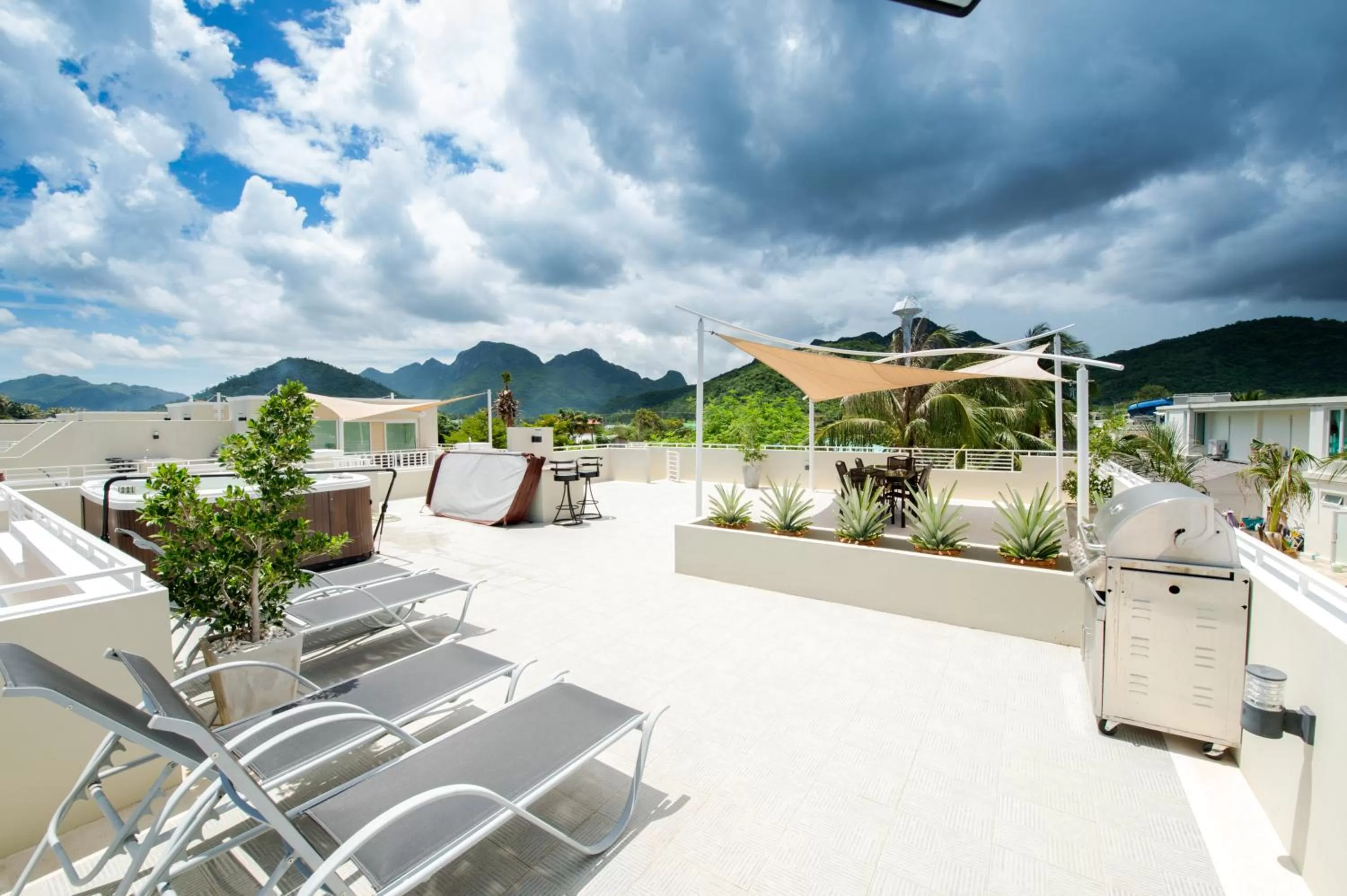 Day in Oriental Beach Pearl Resort