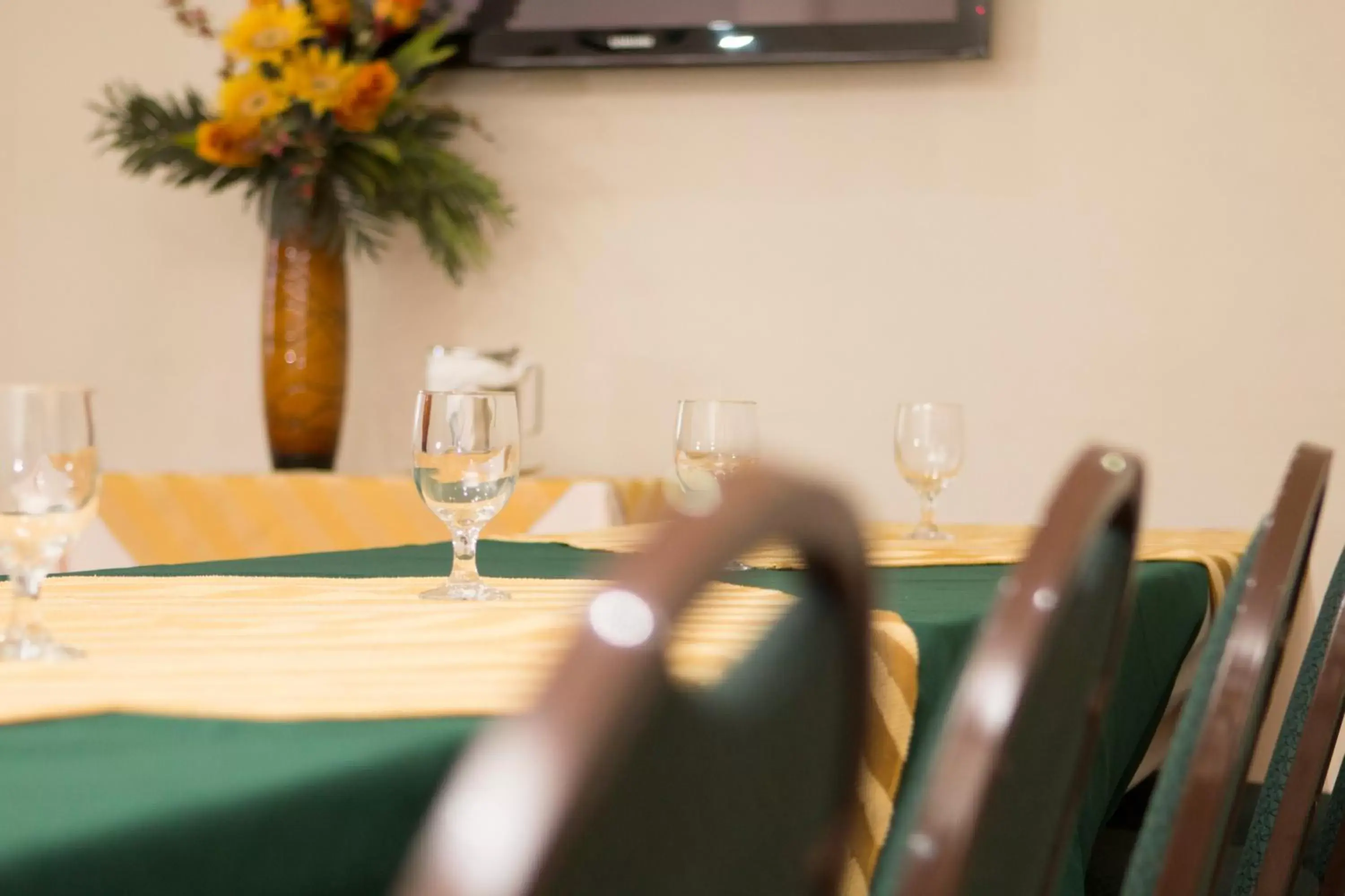 Meeting/conference room, Restaurant/Places to Eat in Rincon del Valle Hotel & Suites