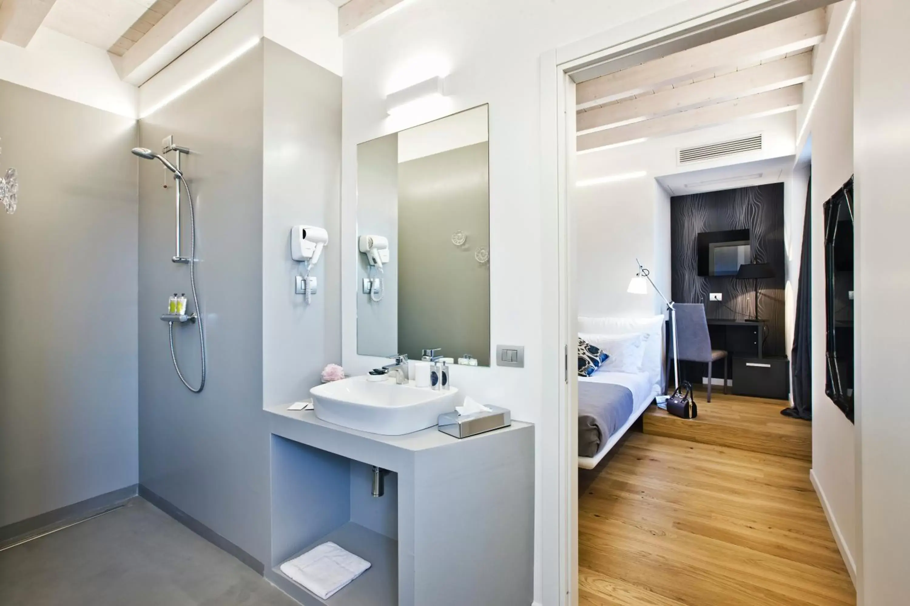 Shower, Bathroom in Manzoni 124 Bed&Relax