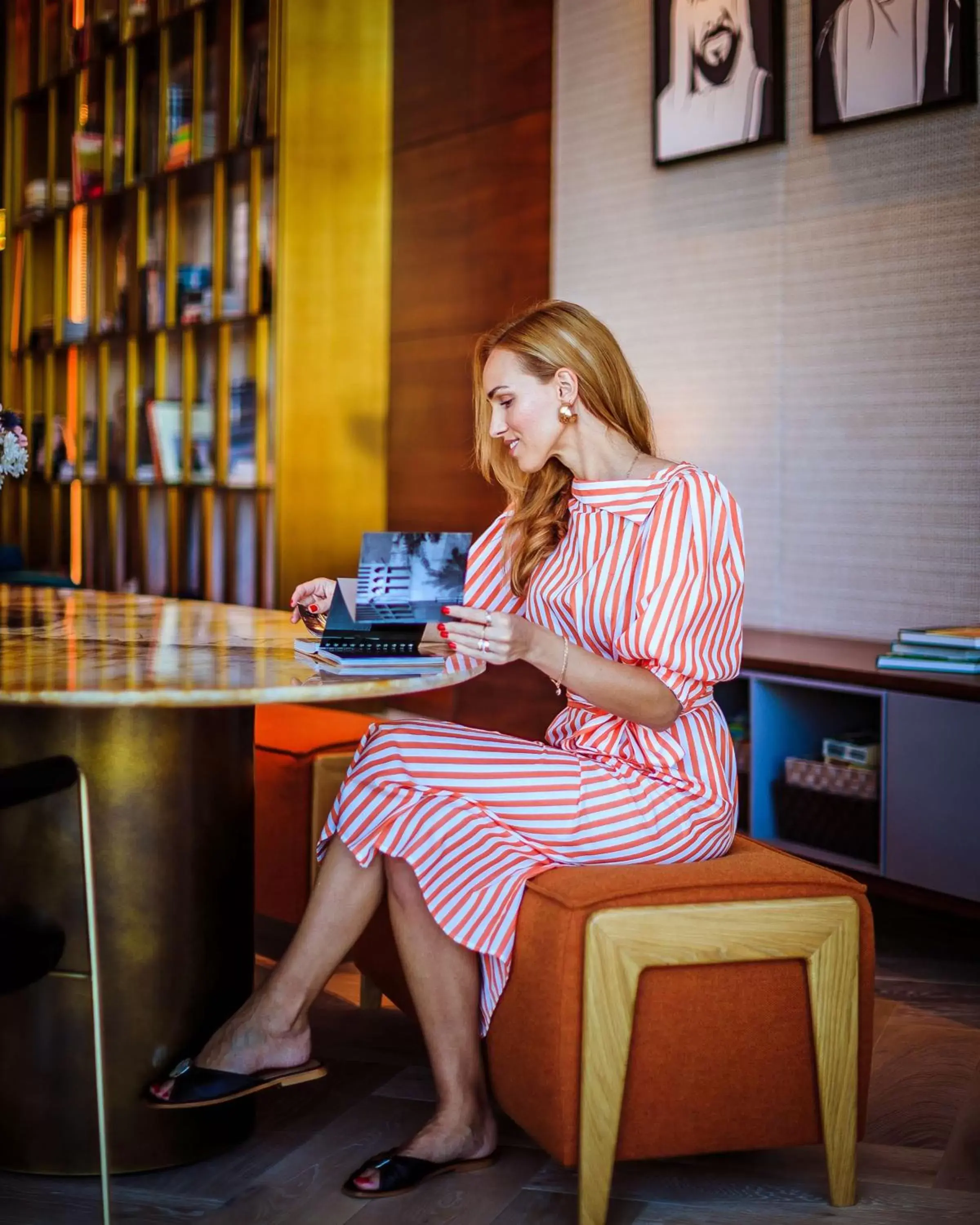 Lounge or bar in Andaz Capital Gate Abu Dhabi - a concept by Hyatt