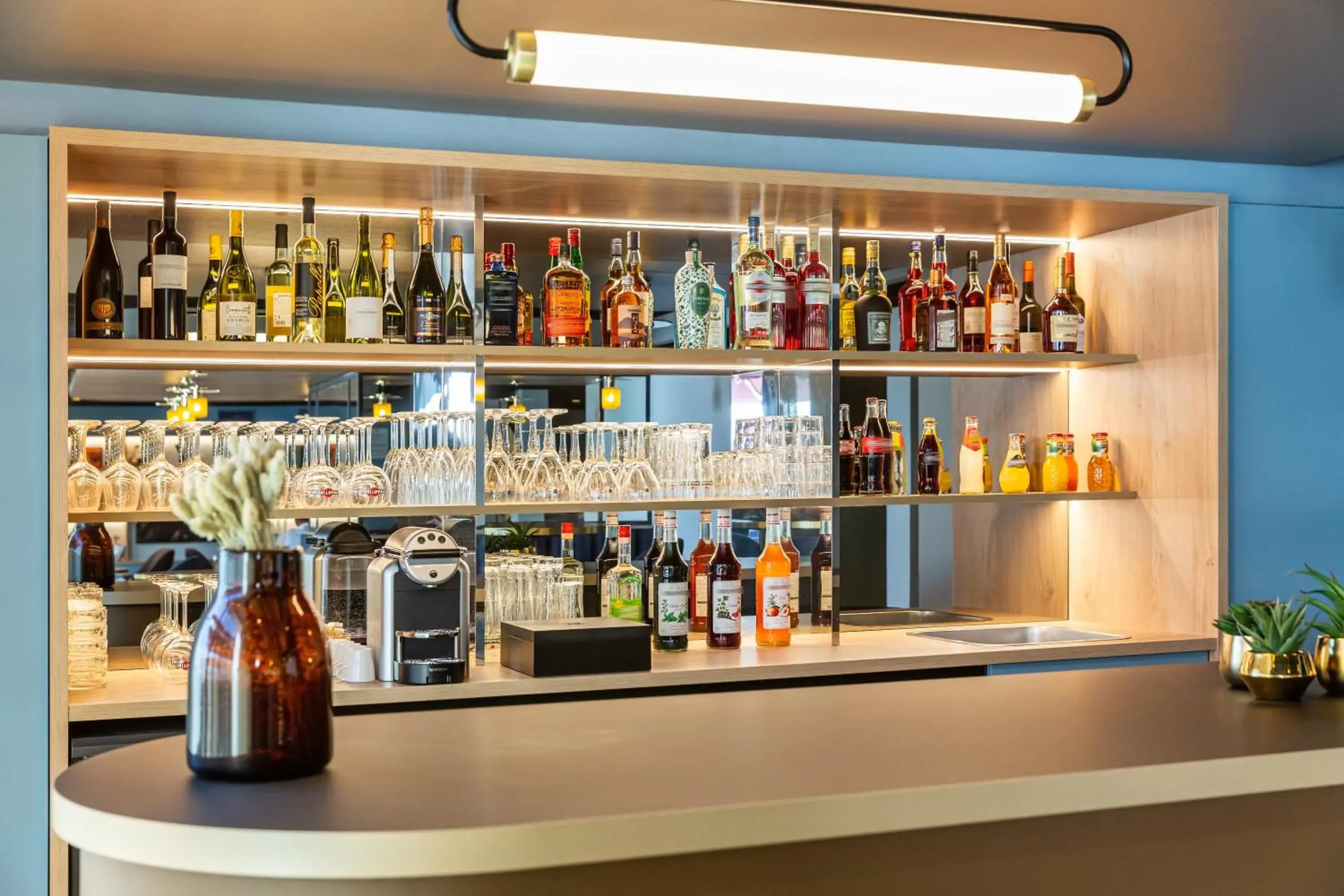 Property building, Lounge/Bar in Mercure Toulouse Aeroport Blagnac