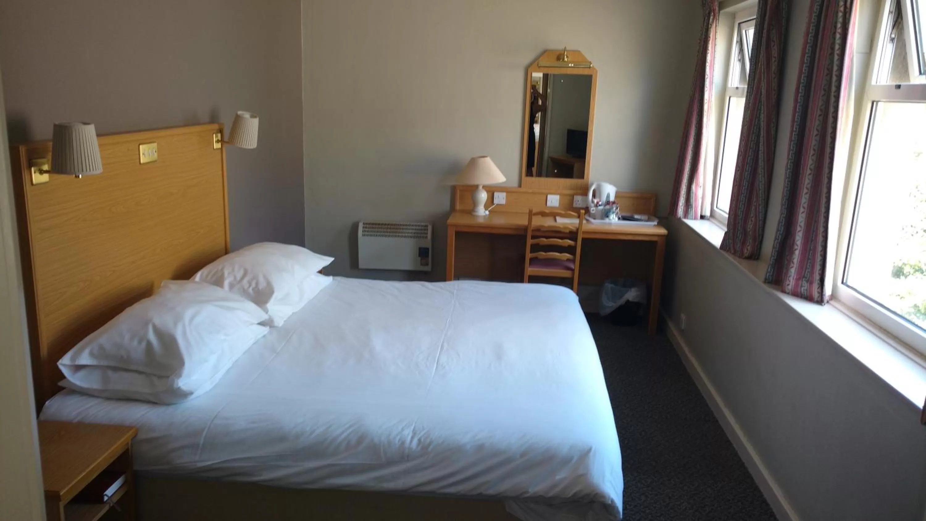 Bedroom, Bed in Royal Hotel, Bar & Grill