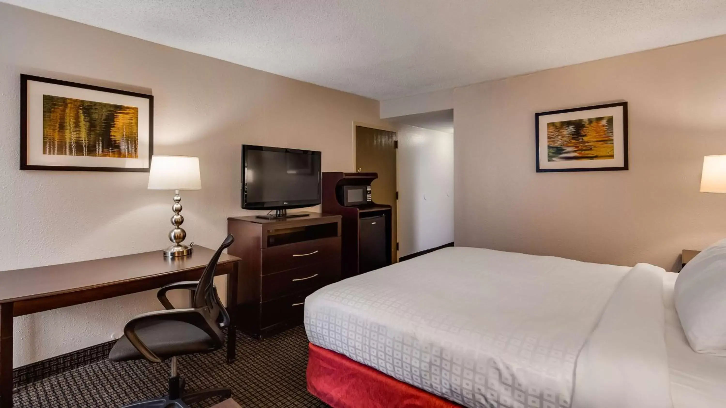 Bed, TV/Entertainment Center in Best Western Historic Area