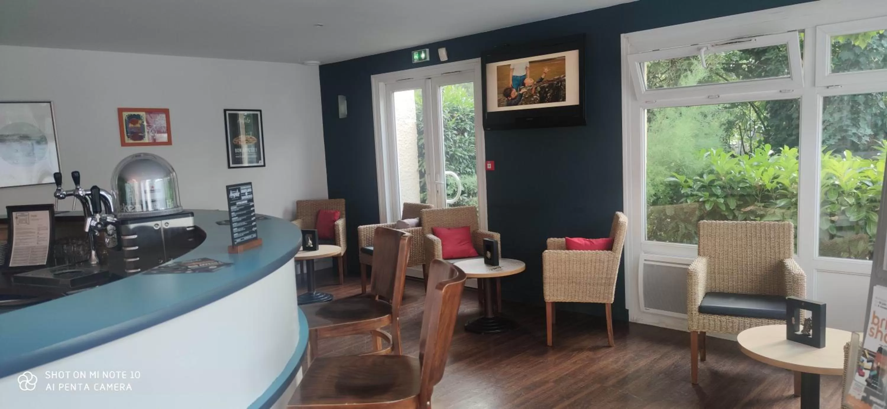 Lounge or bar in Kyriad Mulhouse Est - Lutterbach