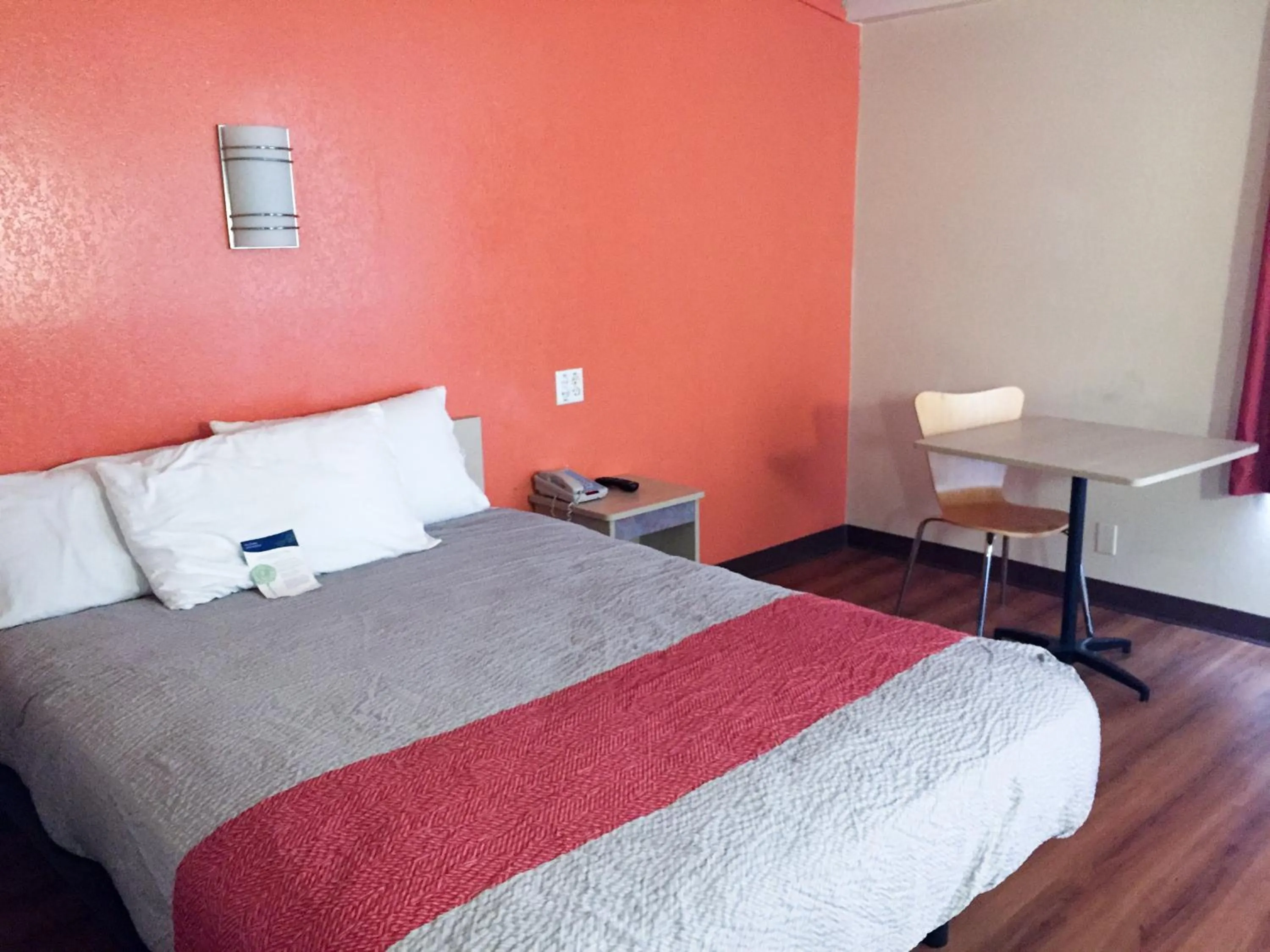 Bedroom, Bed in Motel 6-Warwick, RI - Providence Airport - I-95