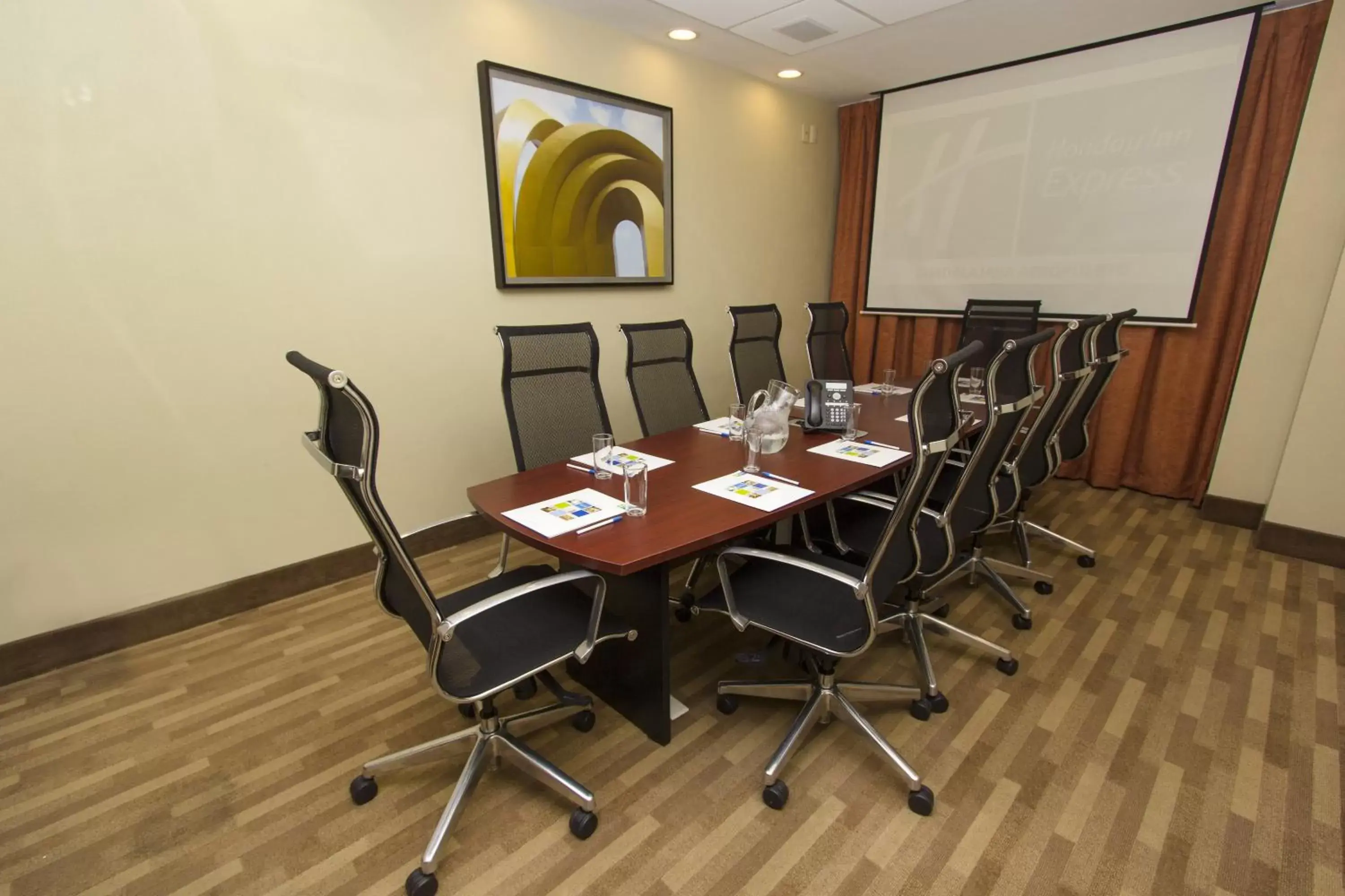 Meeting/conference room in Holiday Inn Express Guadalajara Aeropuerto, an IHG Hotel