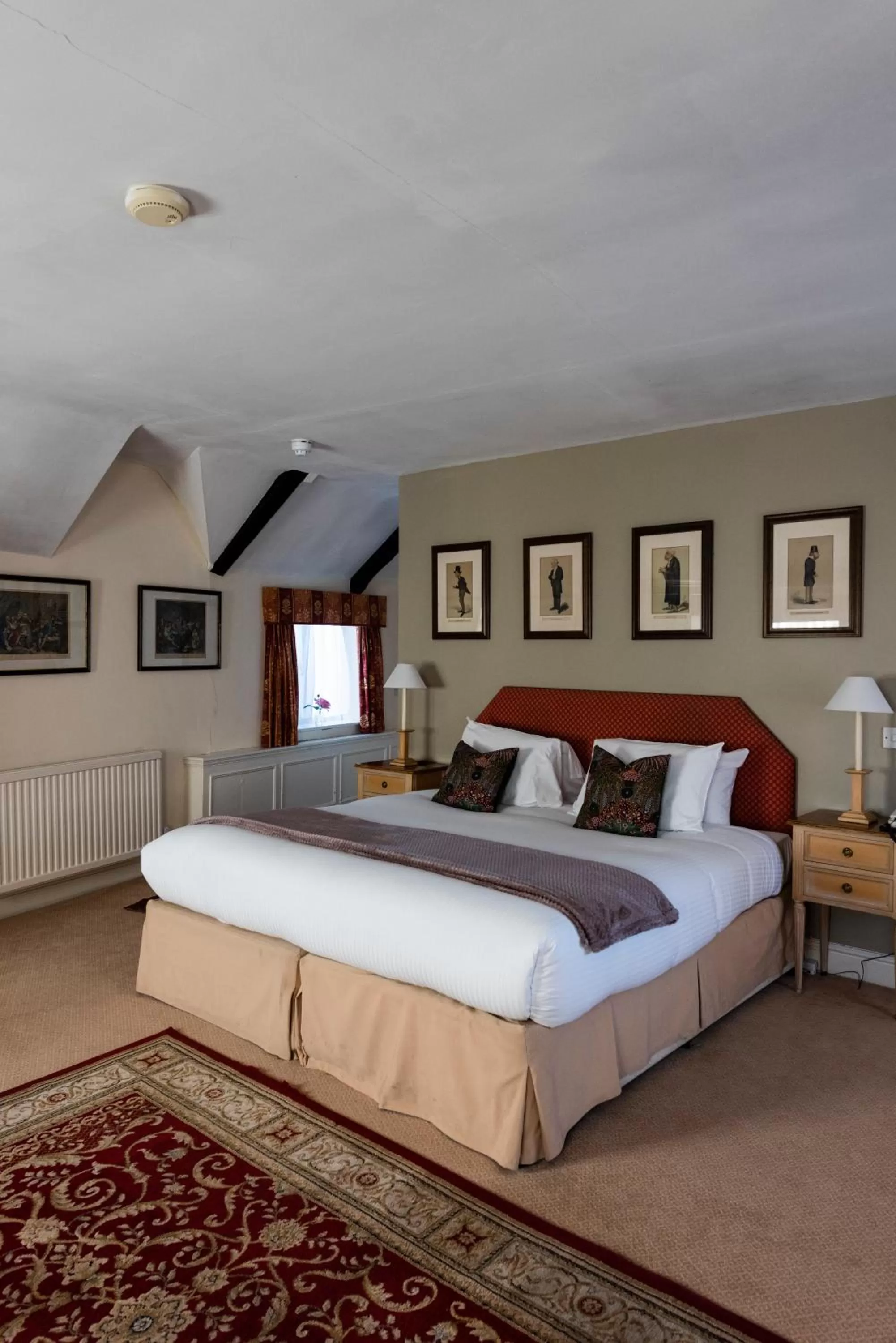 Bed in The Whipper-In Hotel