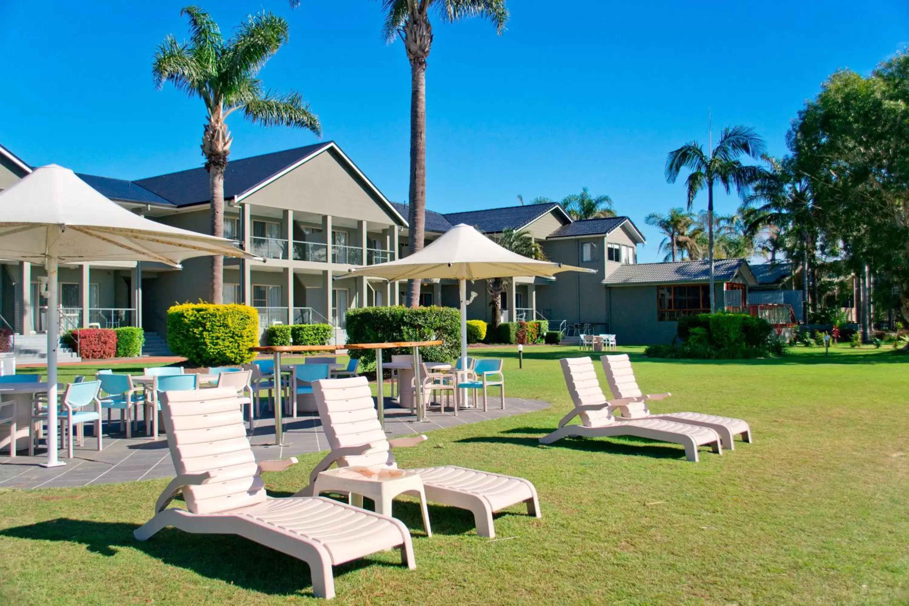 BBQ facilities, Swimming Pool in Moby Dick Waterfront Resort Motel