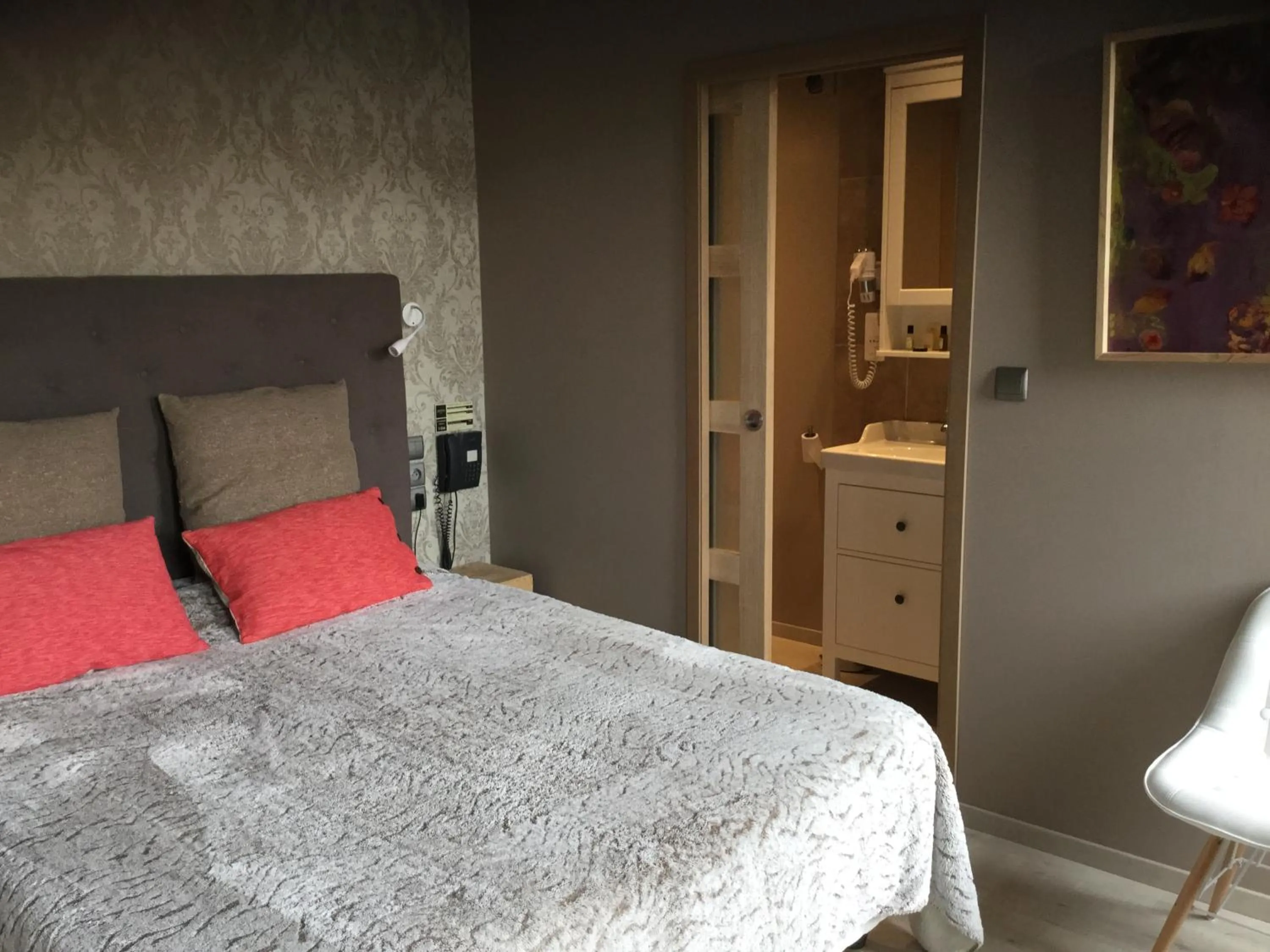 Bed in Hôtel du Commerce